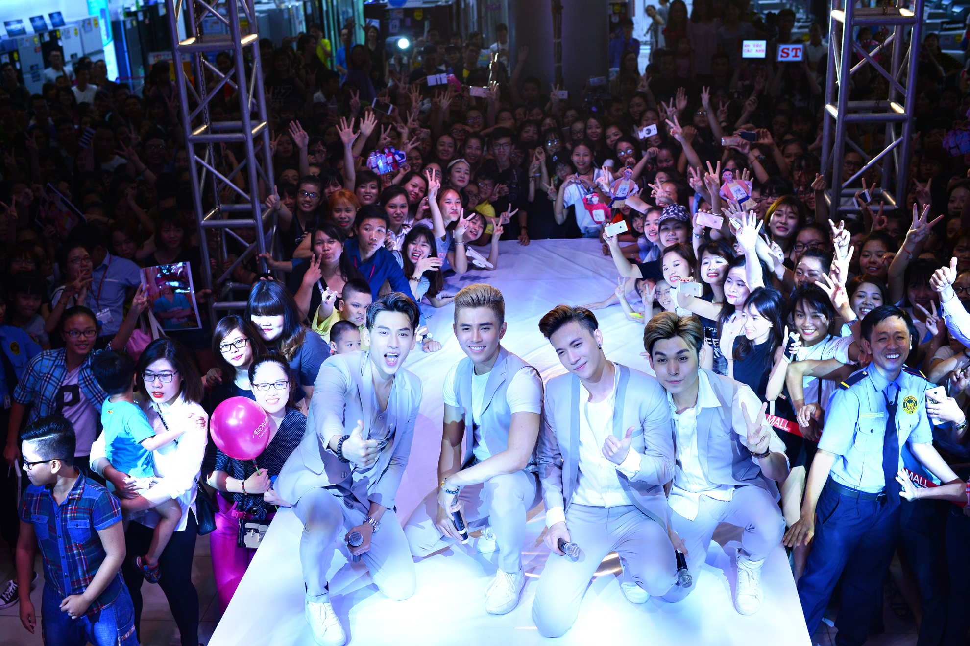 nhom 365 dien lan cuoi tai Ha Noi anh 7