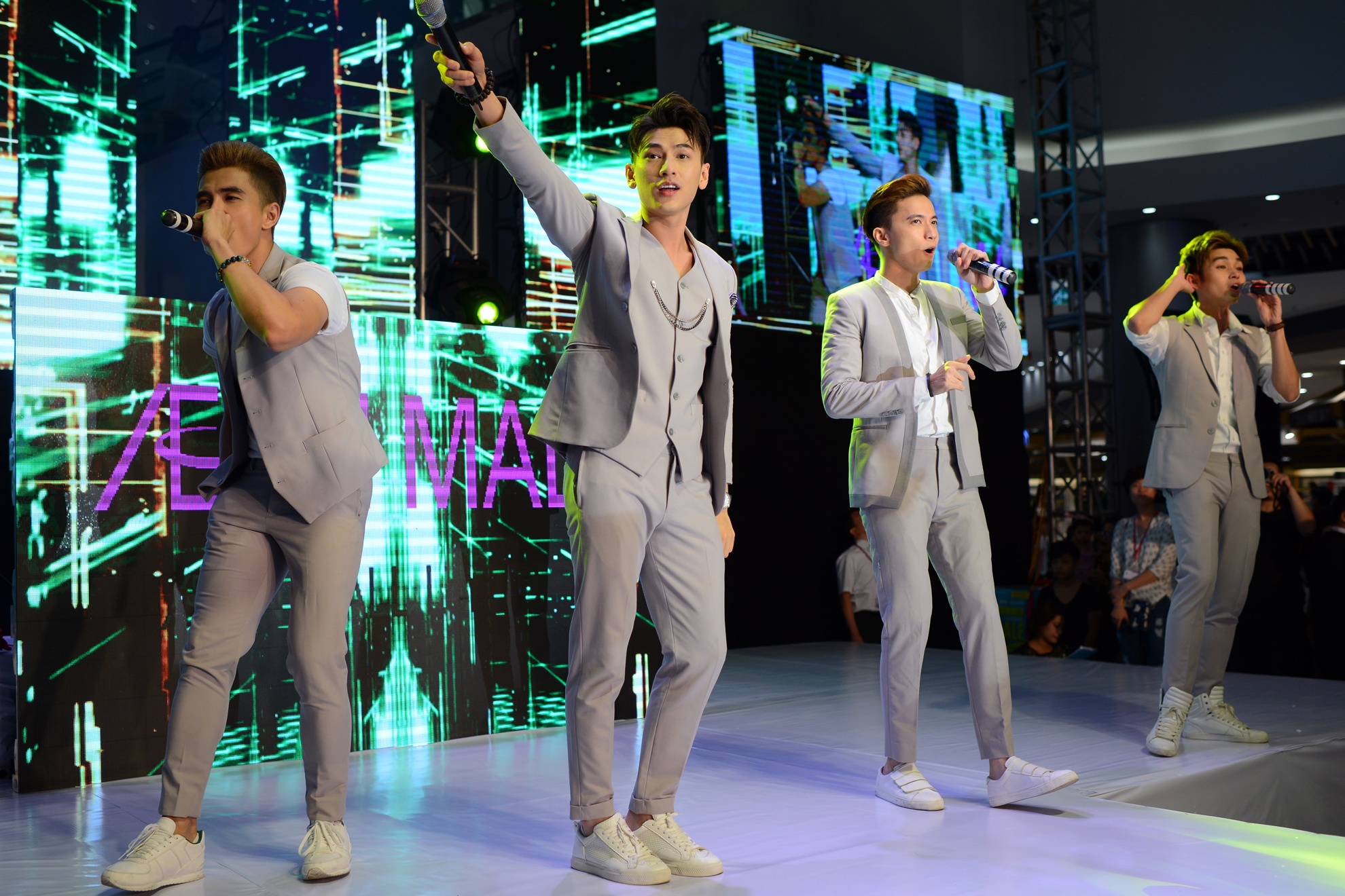 nhom 365 dien lan cuoi tai Ha Noi anh 1