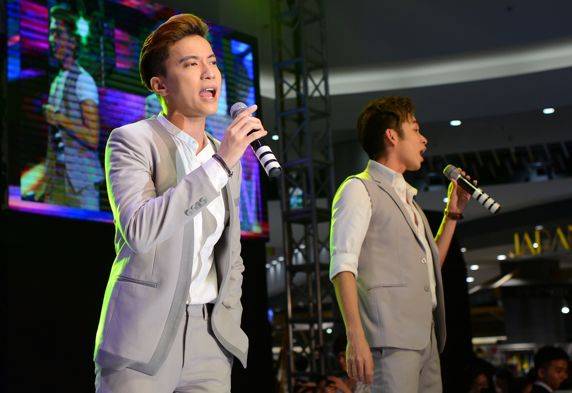 nhom 365 dien lan cuoi tai Ha Noi anh 5