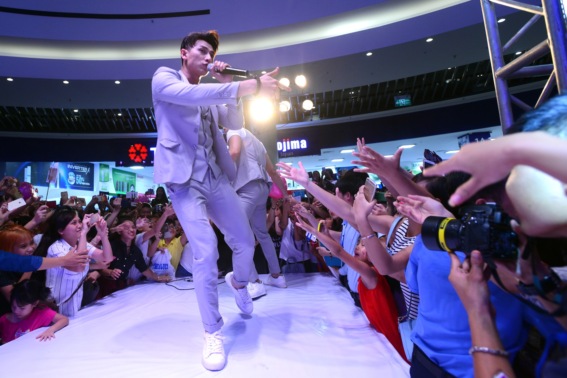 nhom 365 dien lan cuoi tai Ha Noi anh 2