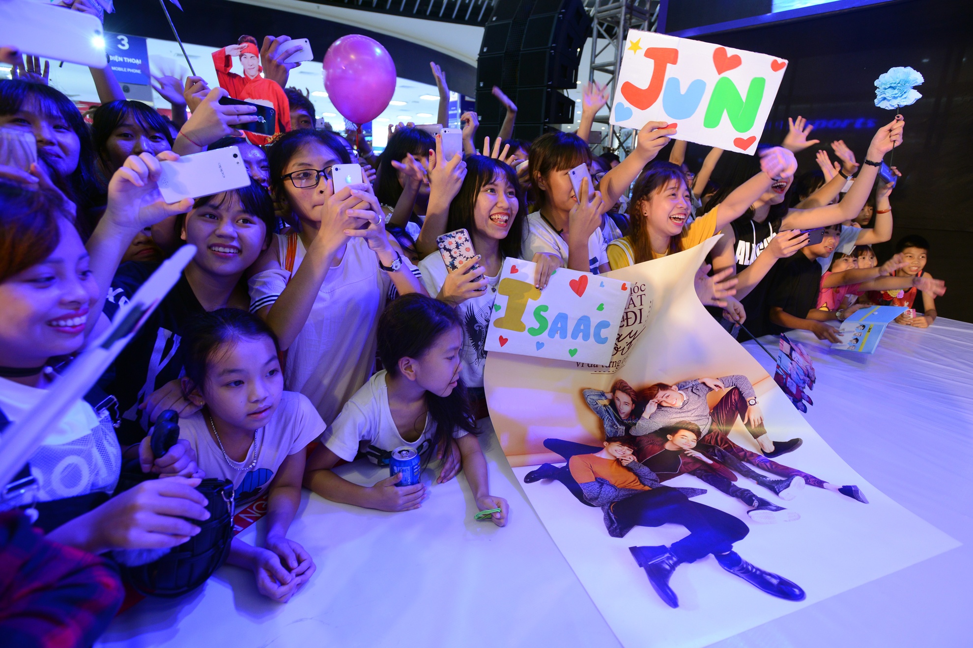 nhom 365 dien lan cuoi tai Ha Noi anh 3