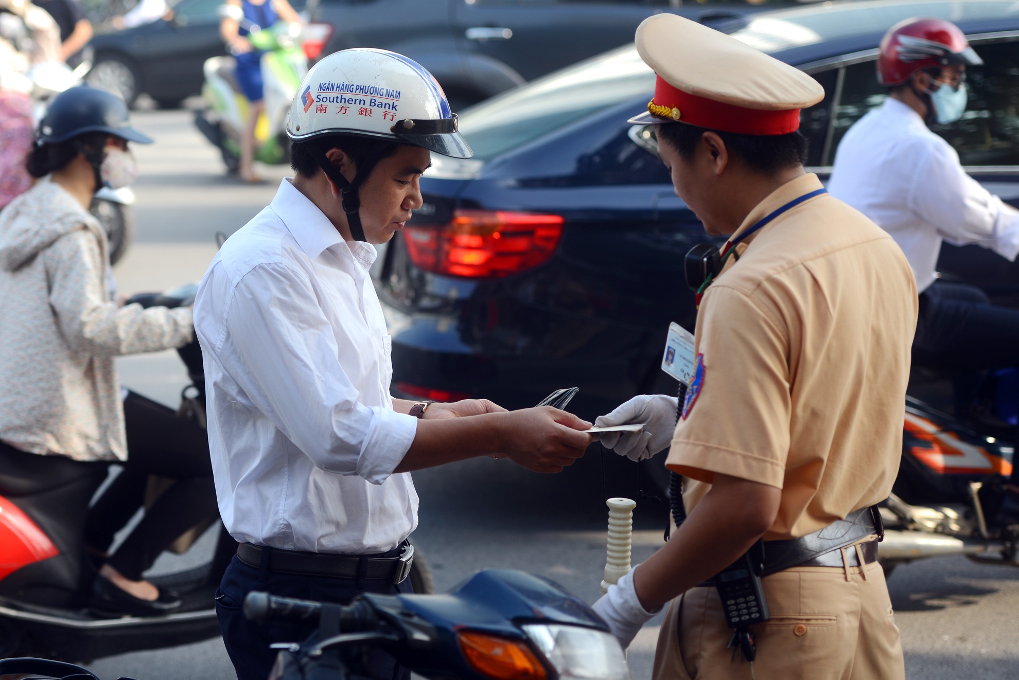 xe cộ vô tư vượt đèn vàng ảnh 9 xe co vo tu vuot den vang anh 9