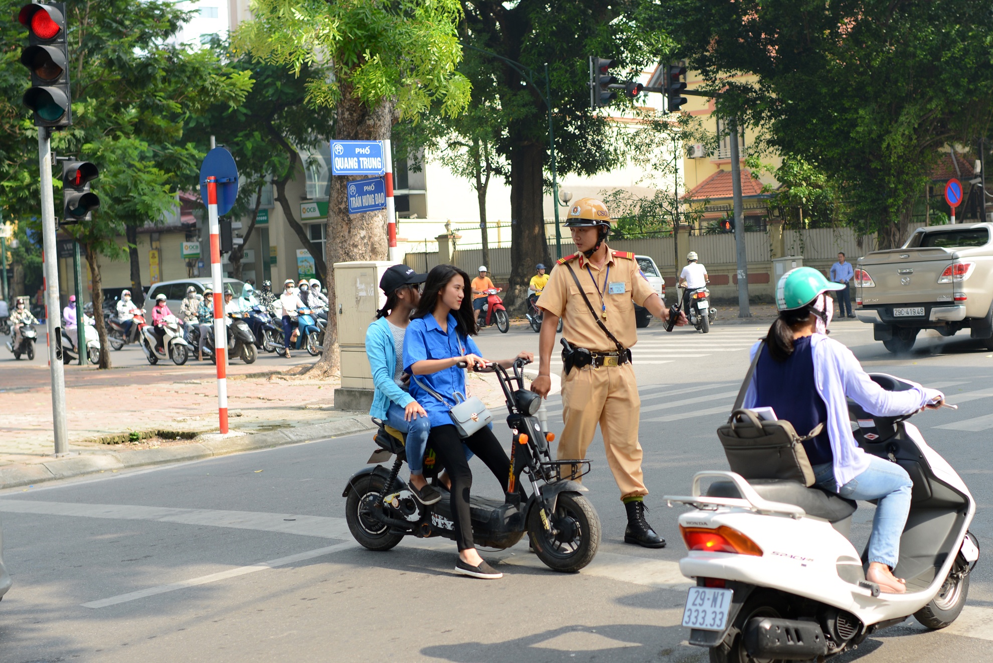 xe cộ vô tư vượt đèn vàng ảnh 12 xe co vo tu vuot den vang anh 12