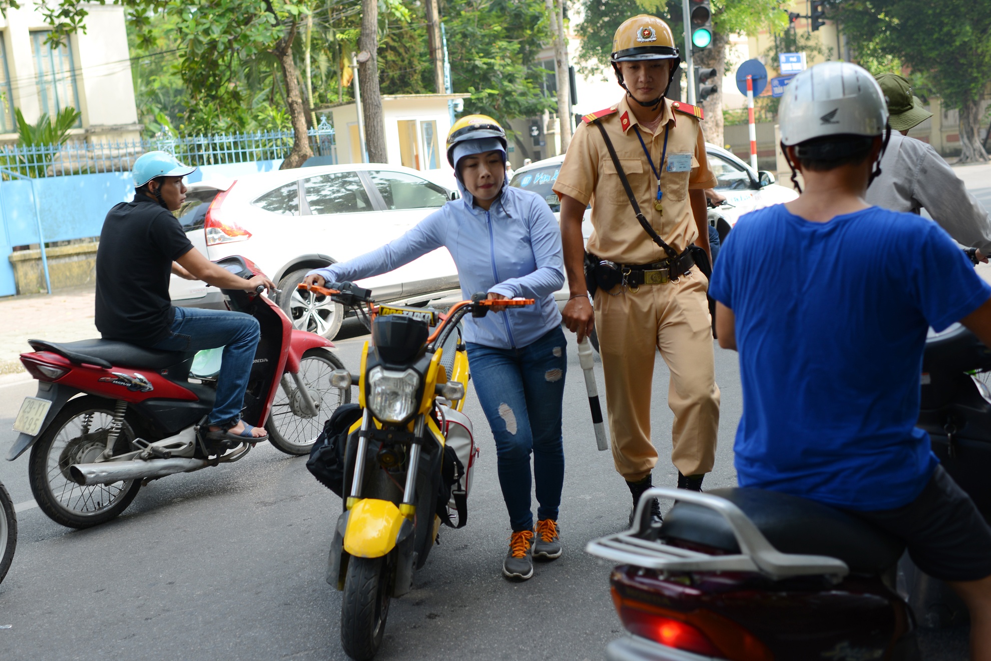 xe cộ vô tư vượt đèn vàng ảnh 13 xe co vo tu vuot den vang anh 13