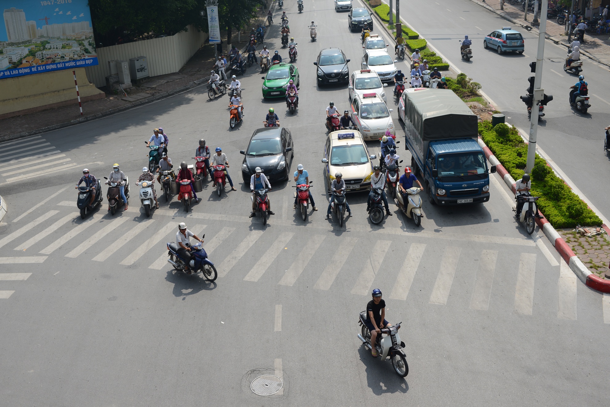 xe cộ vô tư vượt đèn vàng ảnh 2 xe co vo tu vuot den vang anh 2