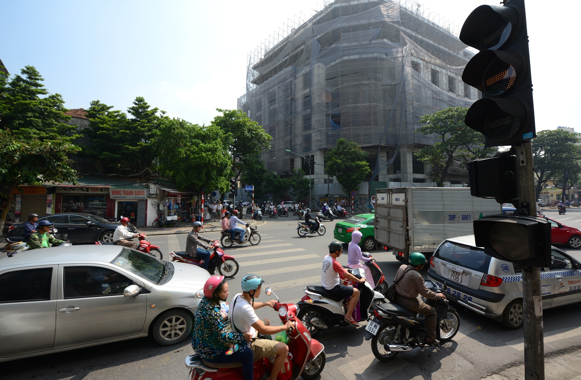 xe cộ vô tư vượt đèn vàng ảnh 4 xe co vo tu vuot den vang anh 4