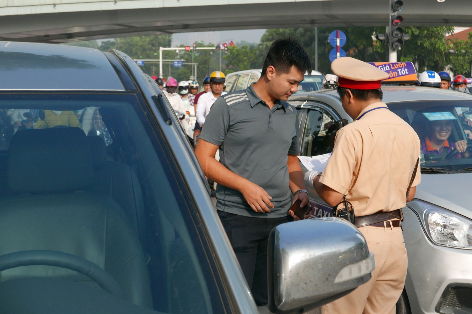 xe cộ vô tư vượt đèn vàng ảnh 7 xe co vo tu vuot den vang anh 7