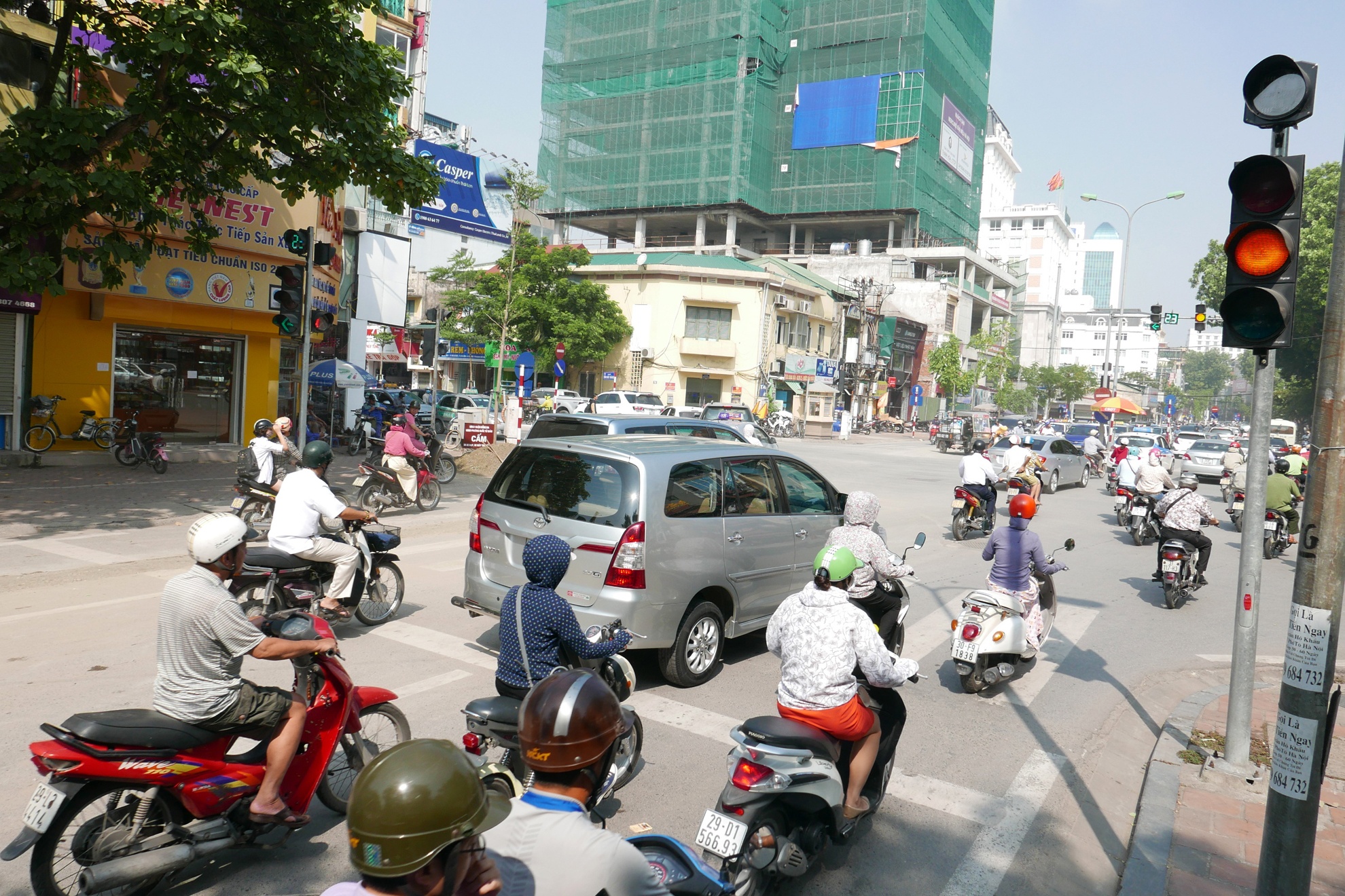 xe cộ vô tư vượt đèn vàng ảnh 3 xe co vo tu vuot den vang anh 3