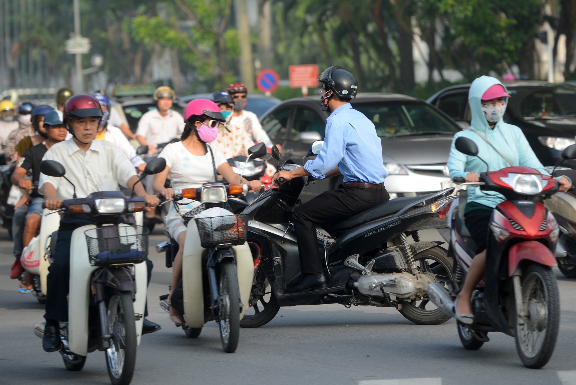 xe cộ vô tư vượt đèn vàng ảnh 6 xe co vo tu vuot den vang anh 6