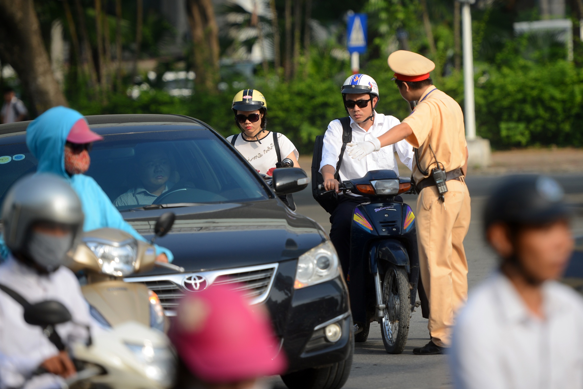 xe cộ vô tư vượt đèn vàng ảnh 8 xe co vo tu vuot den vang anh 8