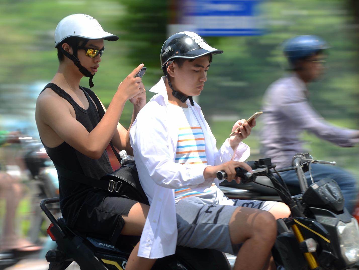 Lai xe cam mat vao dien thoai san Pokemon hinh anh