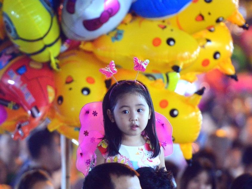 Hang nghin nguoi do ve trung tam thanh pho don trung thu som hinh anh