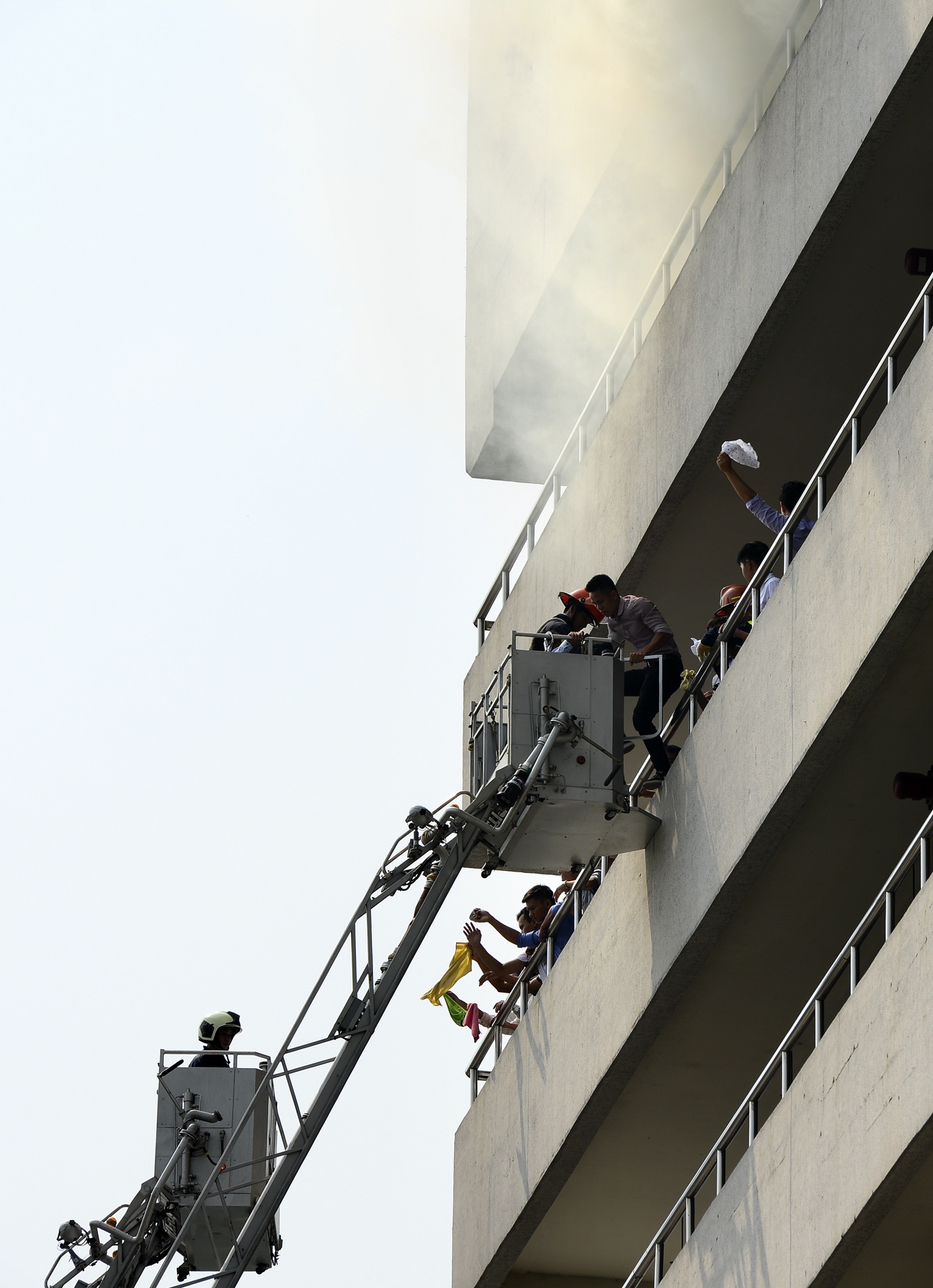 Dien tap chay lon o toa nha Keangnam anh 5