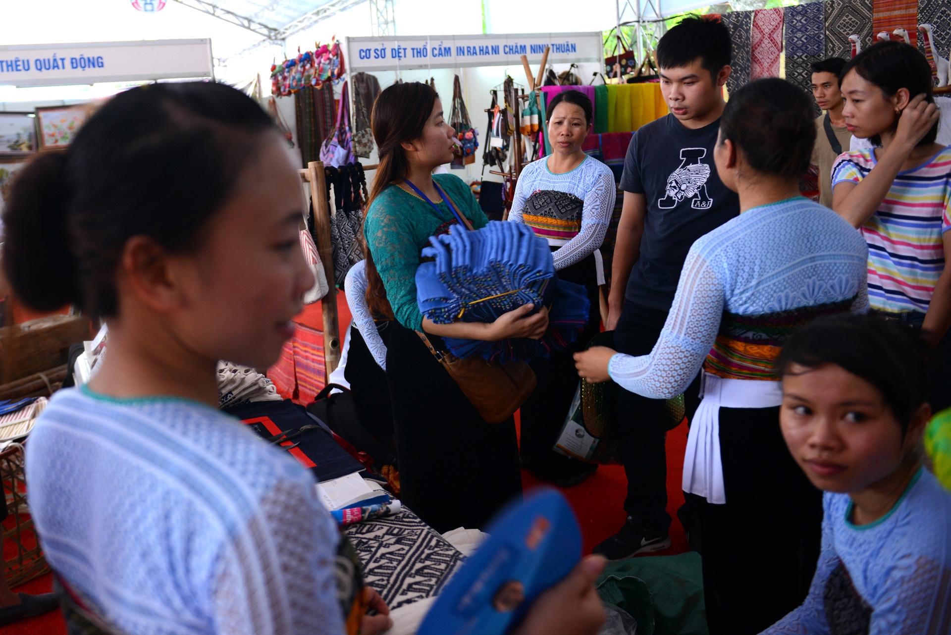 Lien hoan du lich lang nghe anh 8