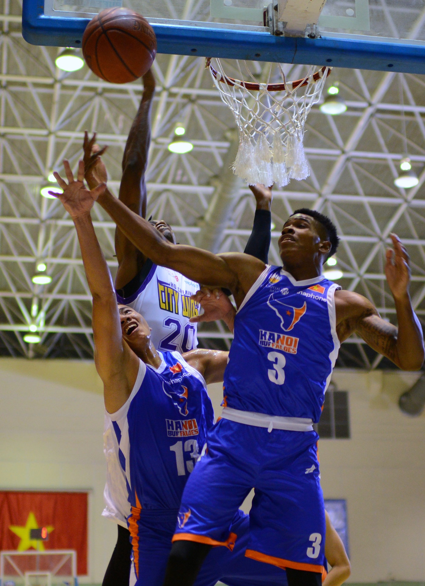 Hà Nội Buffaloes thất thủ trên sân nhà ảnh 2 Ha Noi Buffaloes that thu tren san nha anh 2