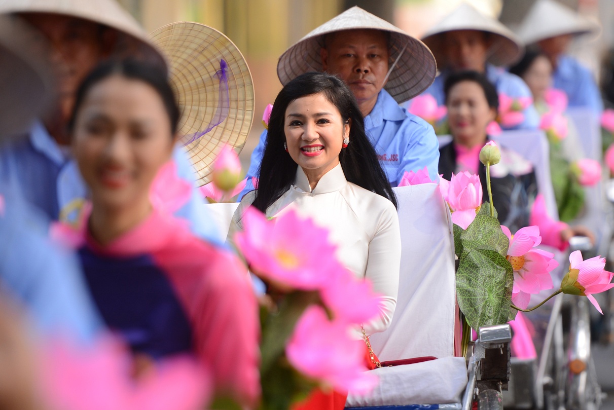 Gan 200 nghe si, nguoi dep dap xe dieu hanh Ao dai o Ha Noi hinh anh
