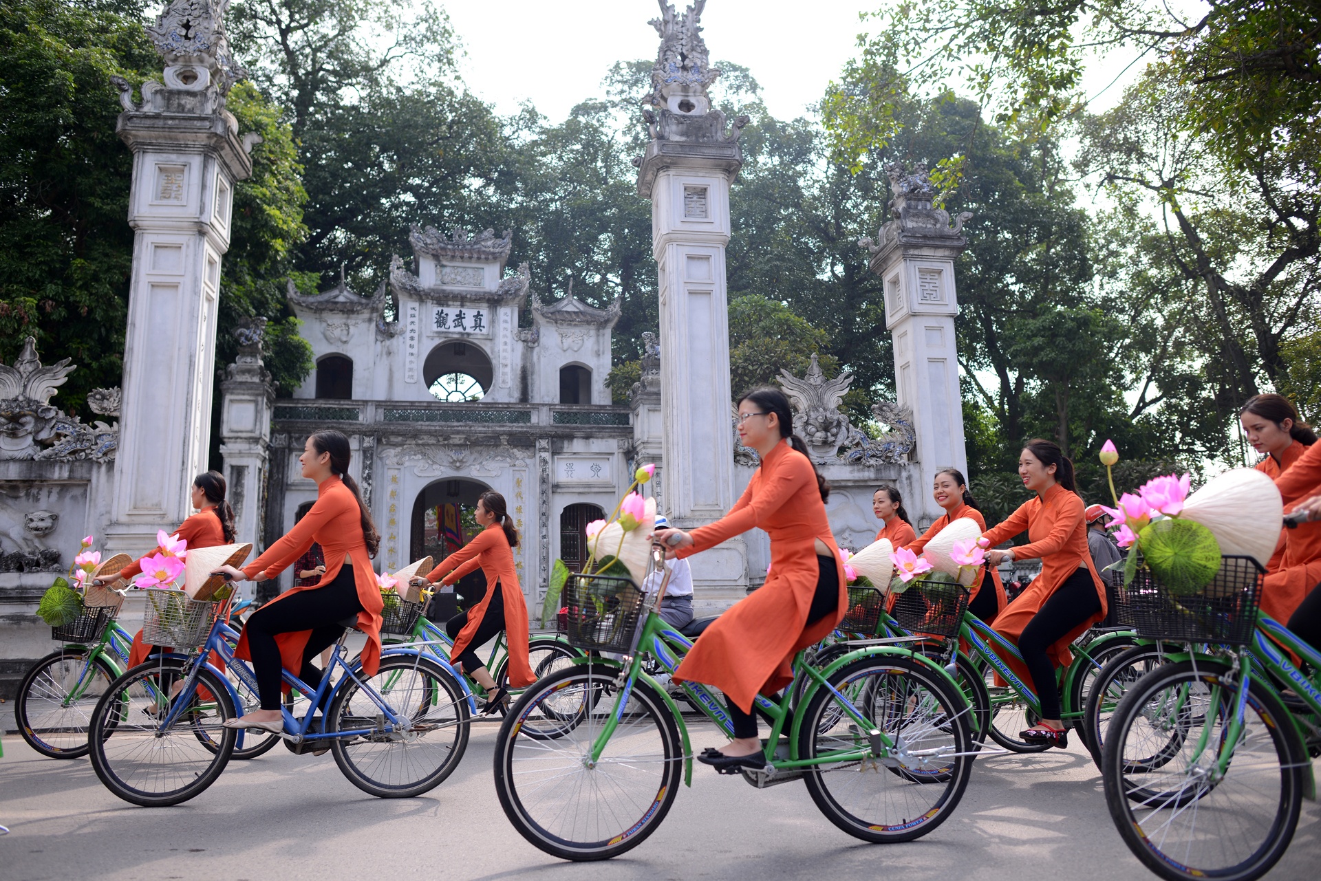 dieu hanh ao dai o Ha Noi anh 10