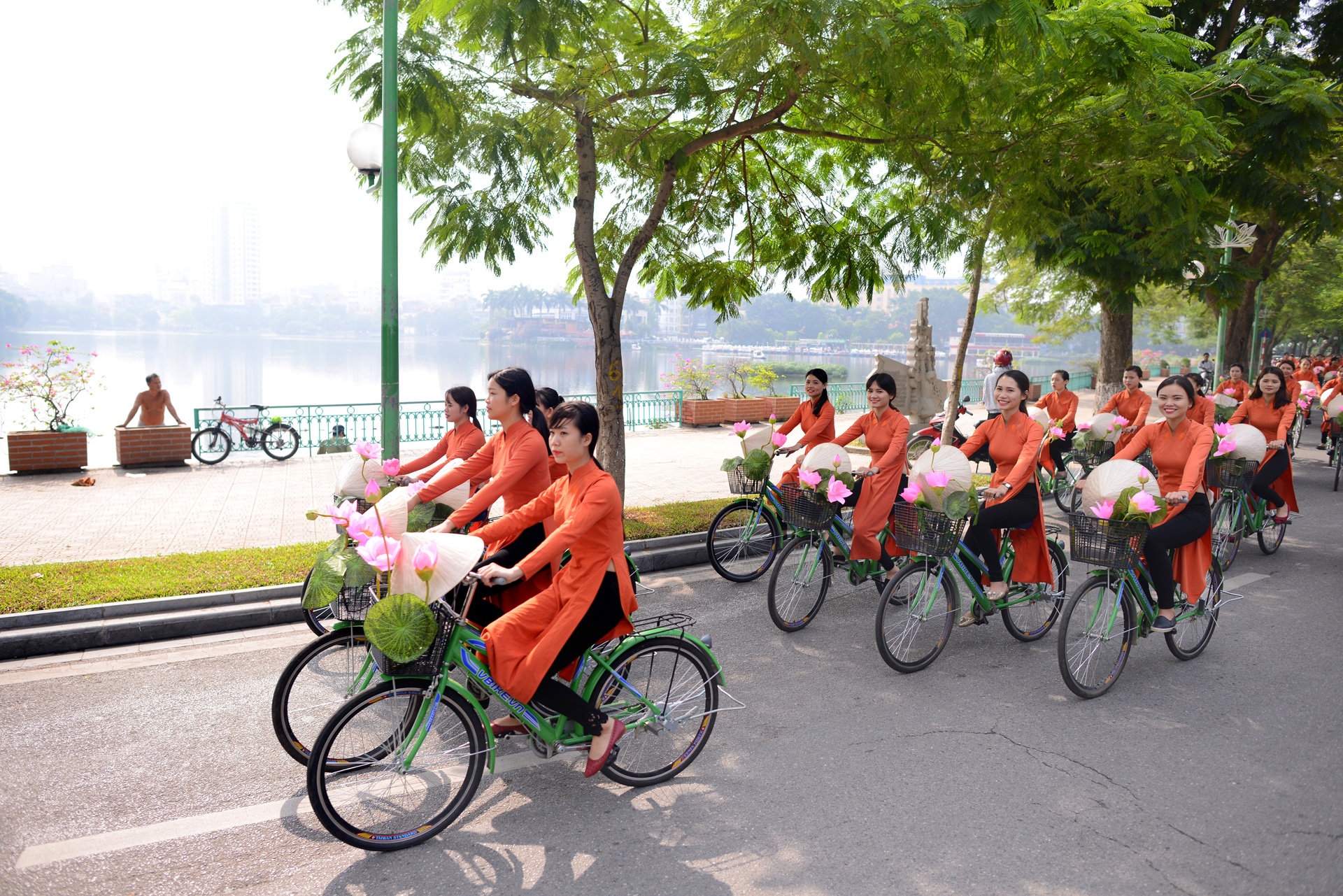 dieu hanh ao dai o Ha Noi anh 11