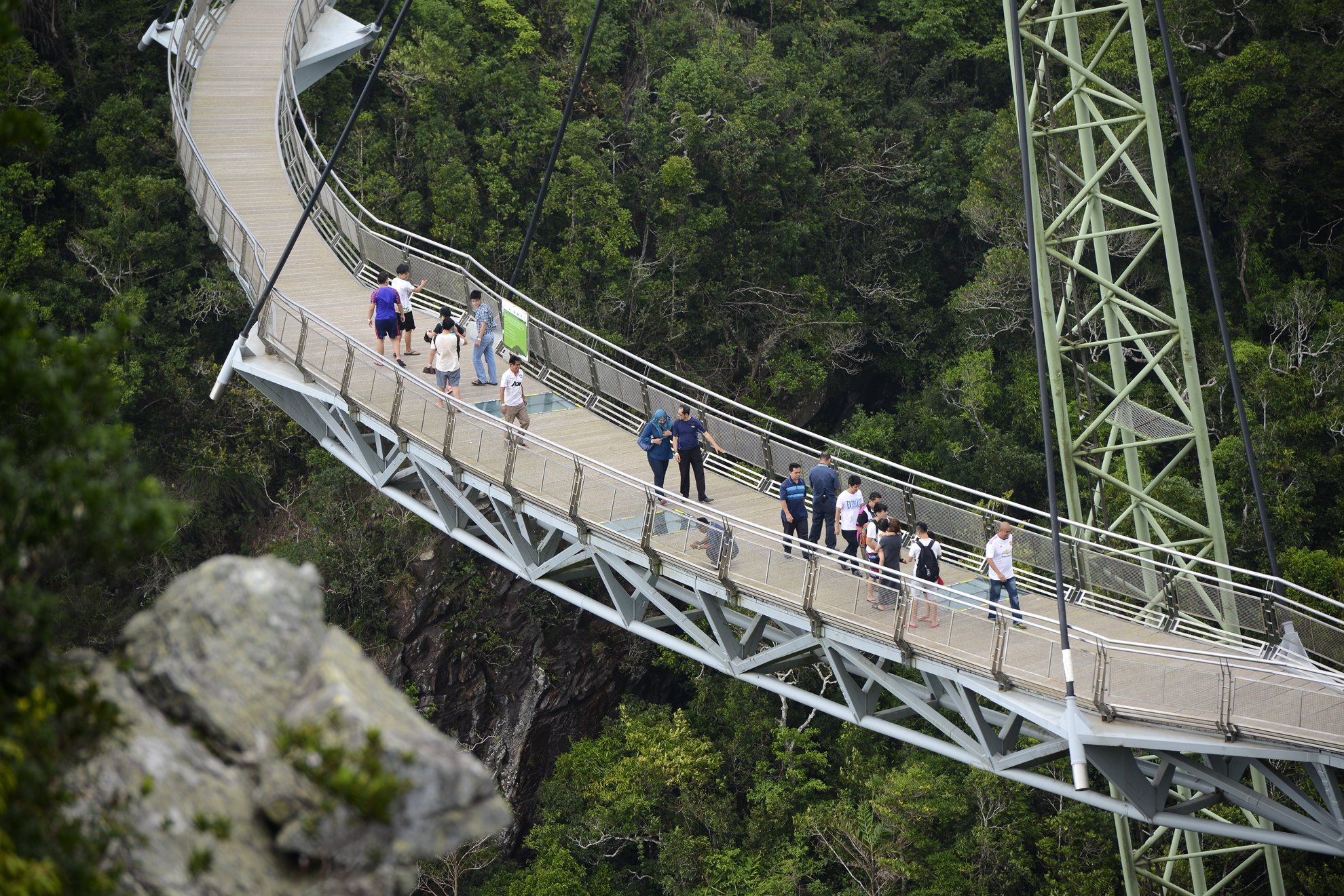 Cay cau bo hanh lo lung giua troi tai Langkawi hinh anh