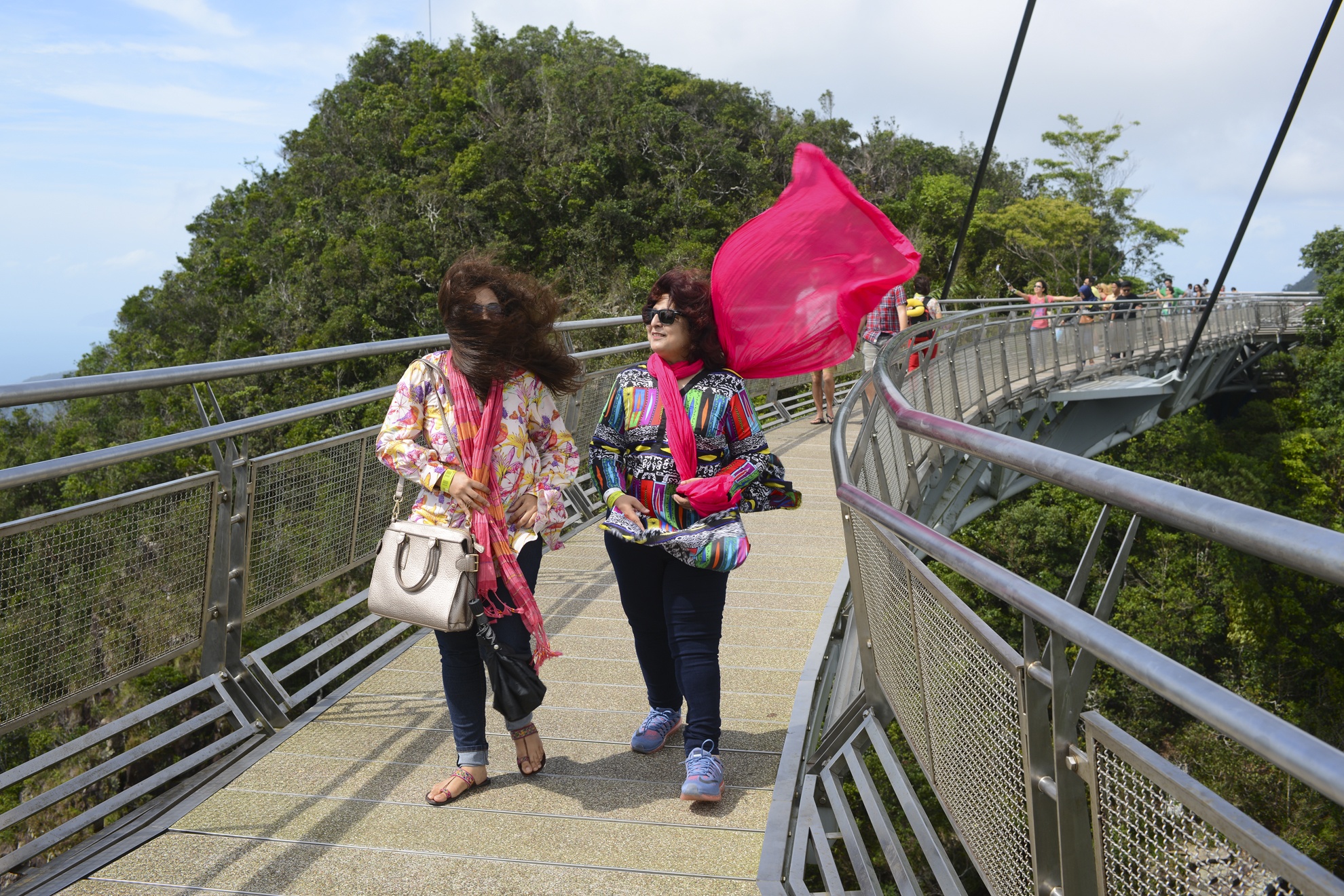 Cau treo giua troi noi hai dinh nui anh 10