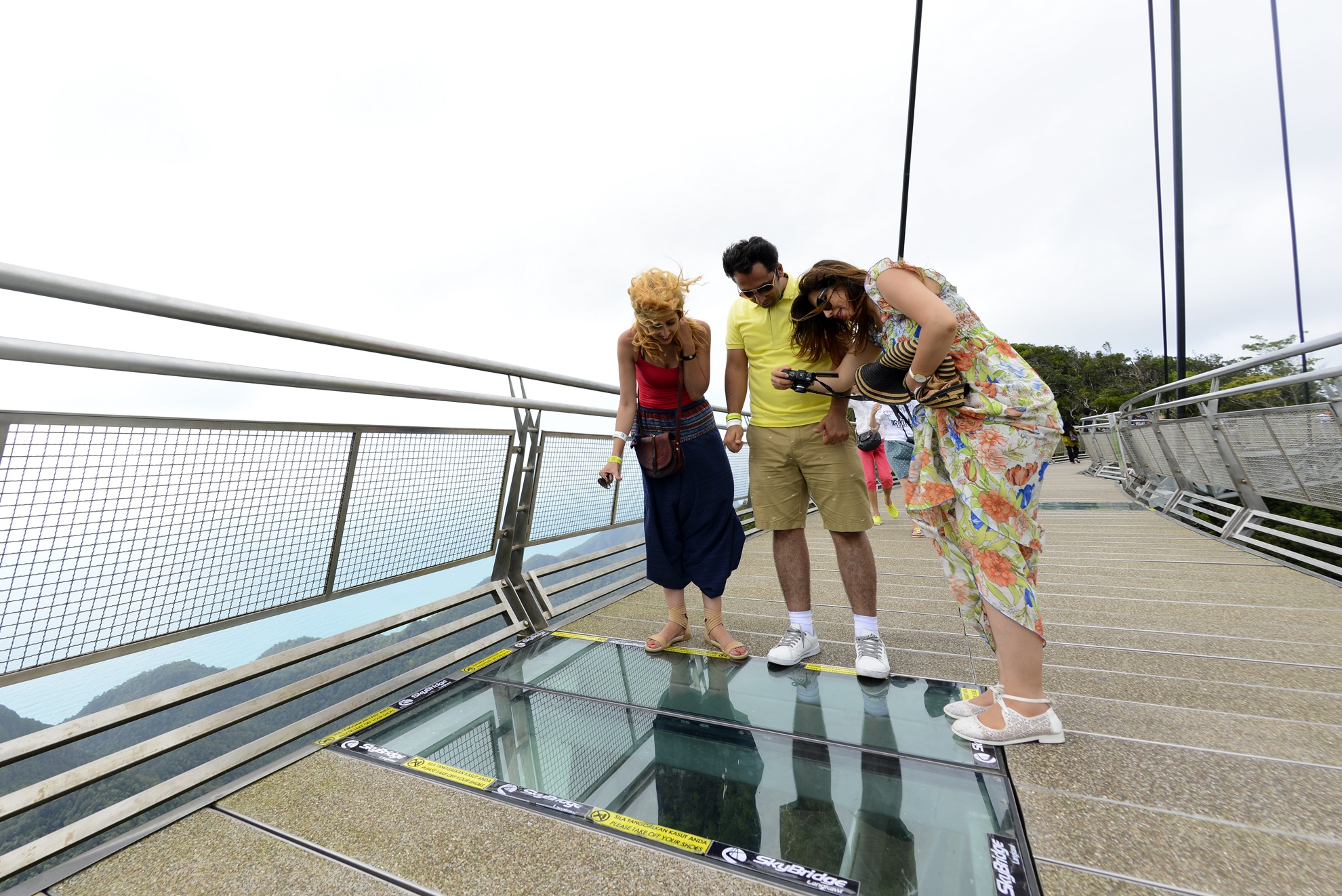 Cau treo giua troi noi hai dinh nui anh 11