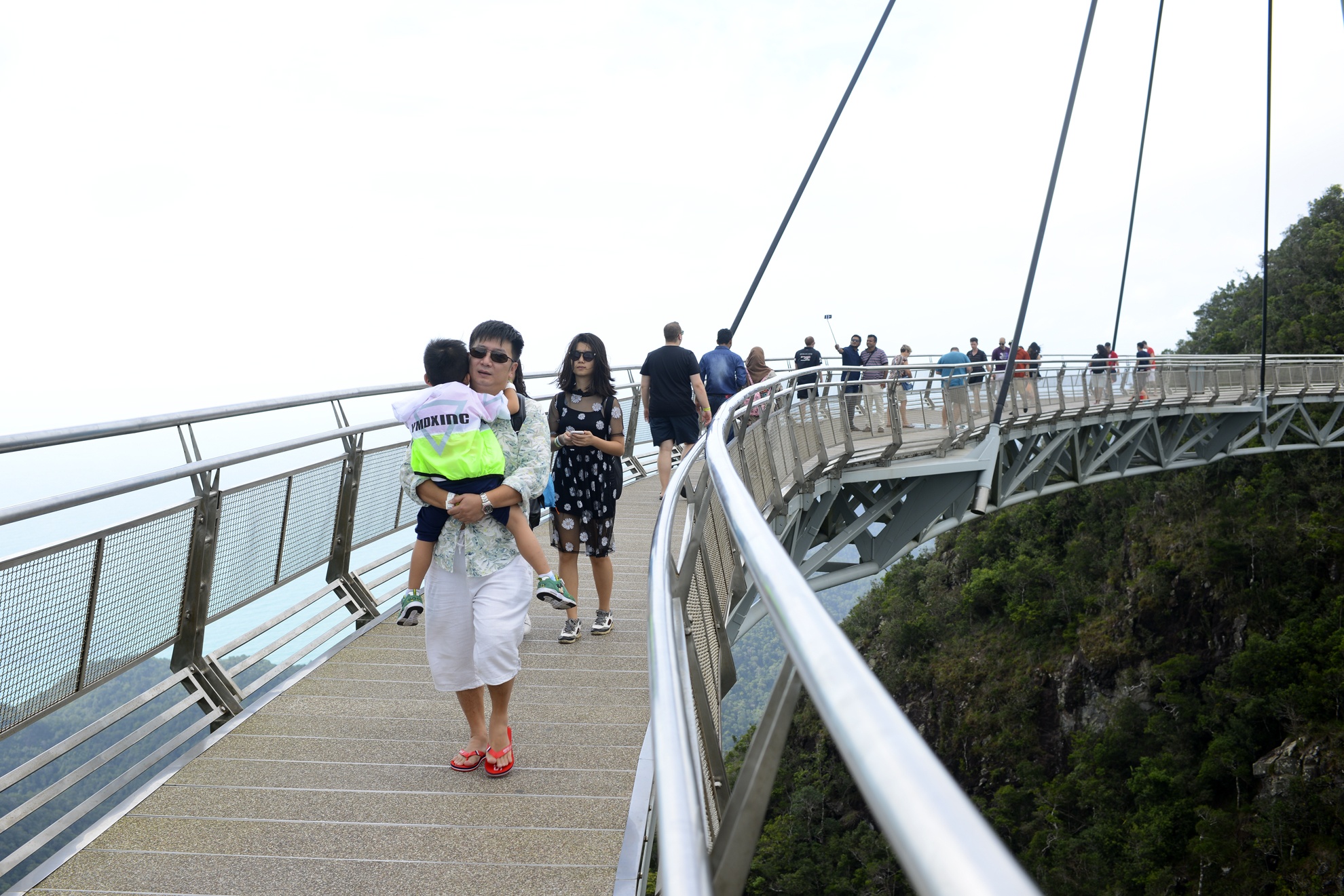 Cau treo giua troi noi hai dinh nui anh 13