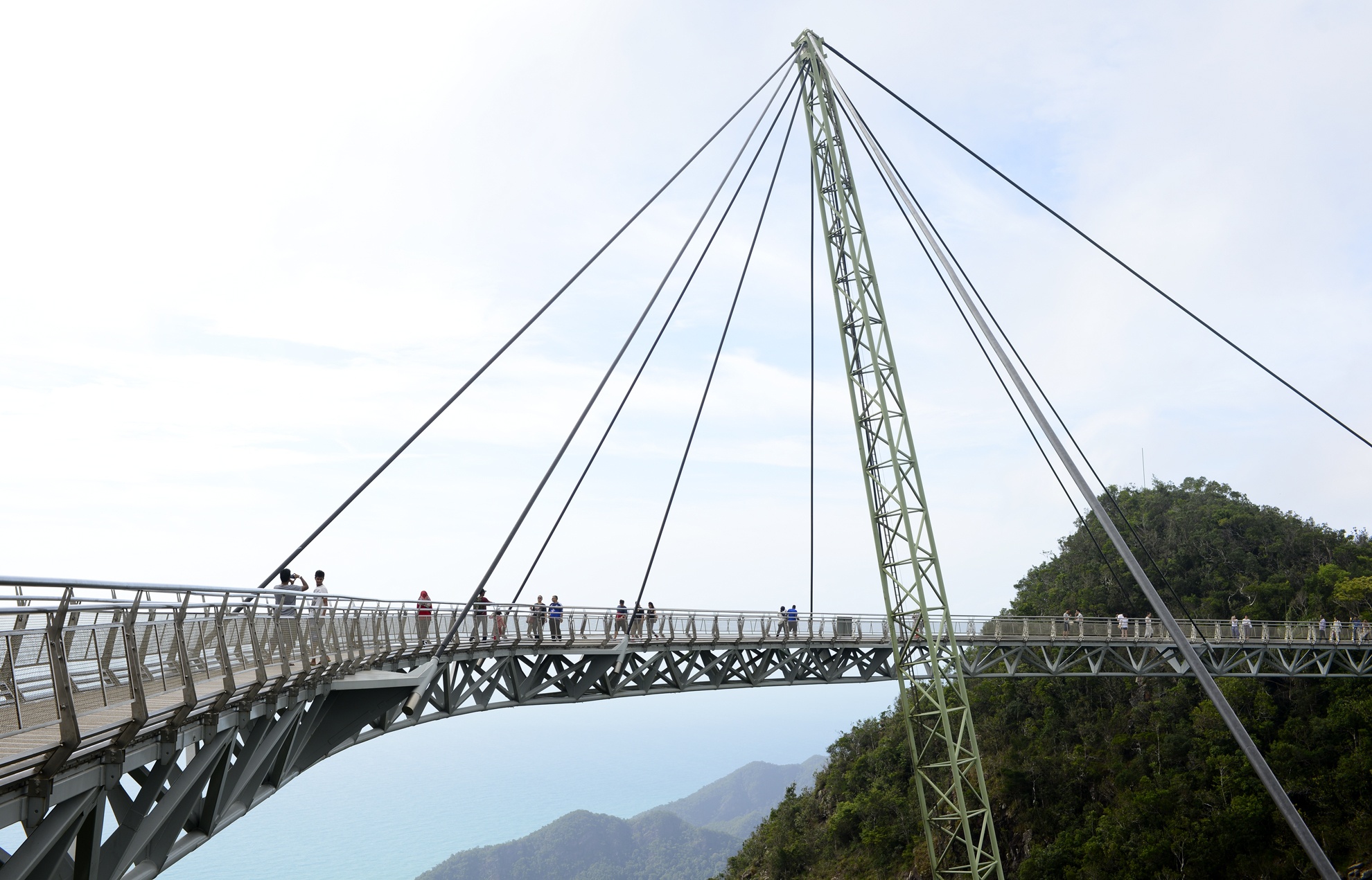 Cau treo giua troi noi hai dinh nui anh 14