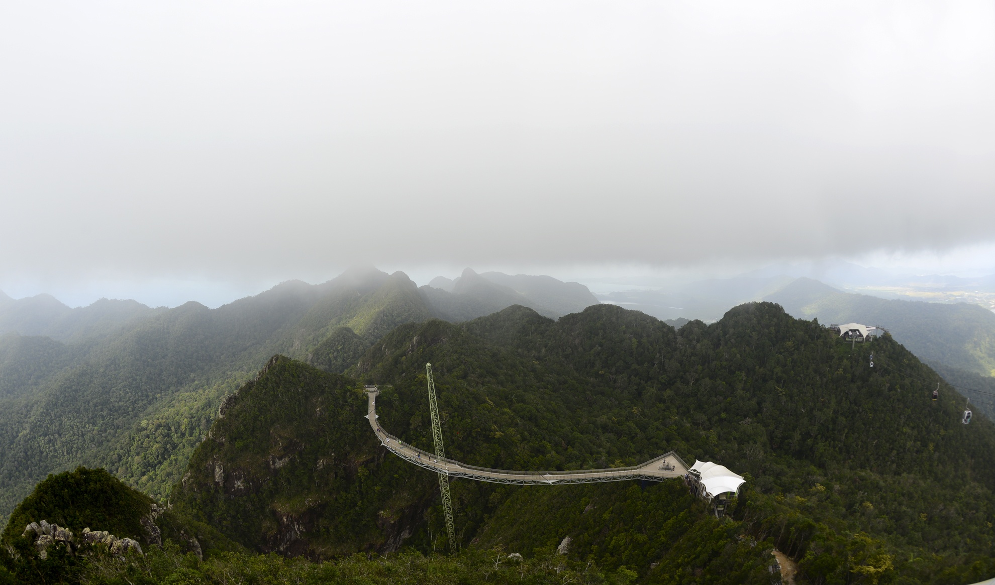 Cau treo giua troi noi hai dinh nui anh 1