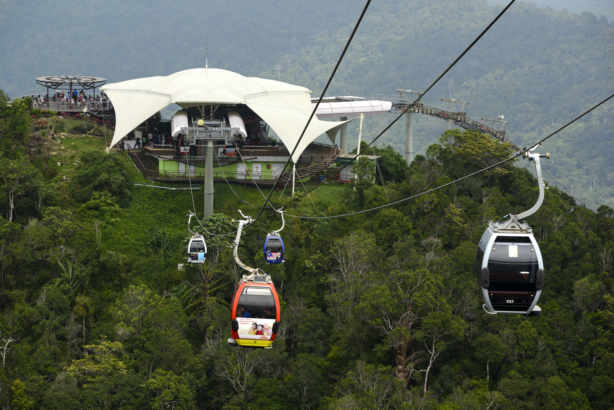 Cau treo giua troi noi hai dinh nui anh 3