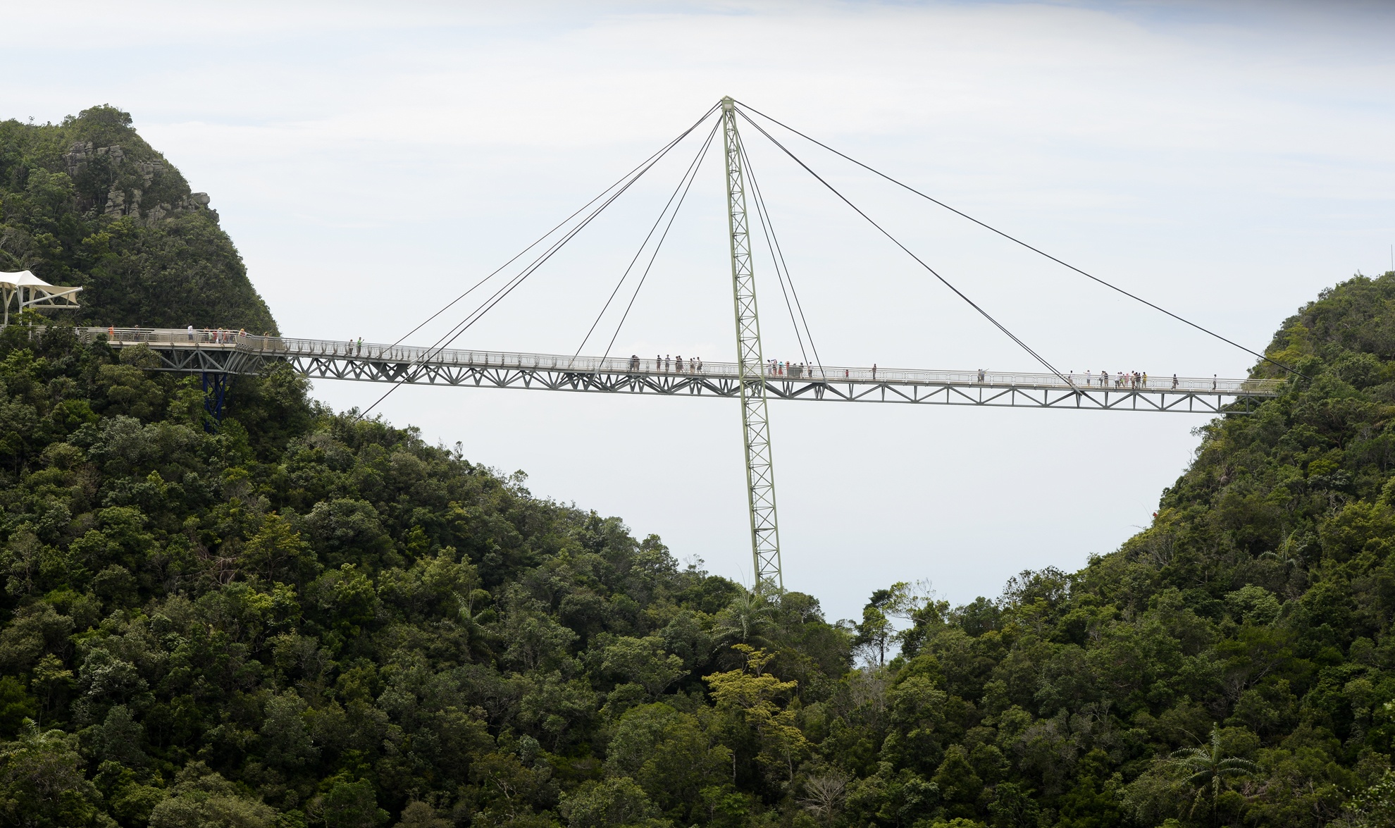 Cau treo giua troi noi hai dinh nui anh 2