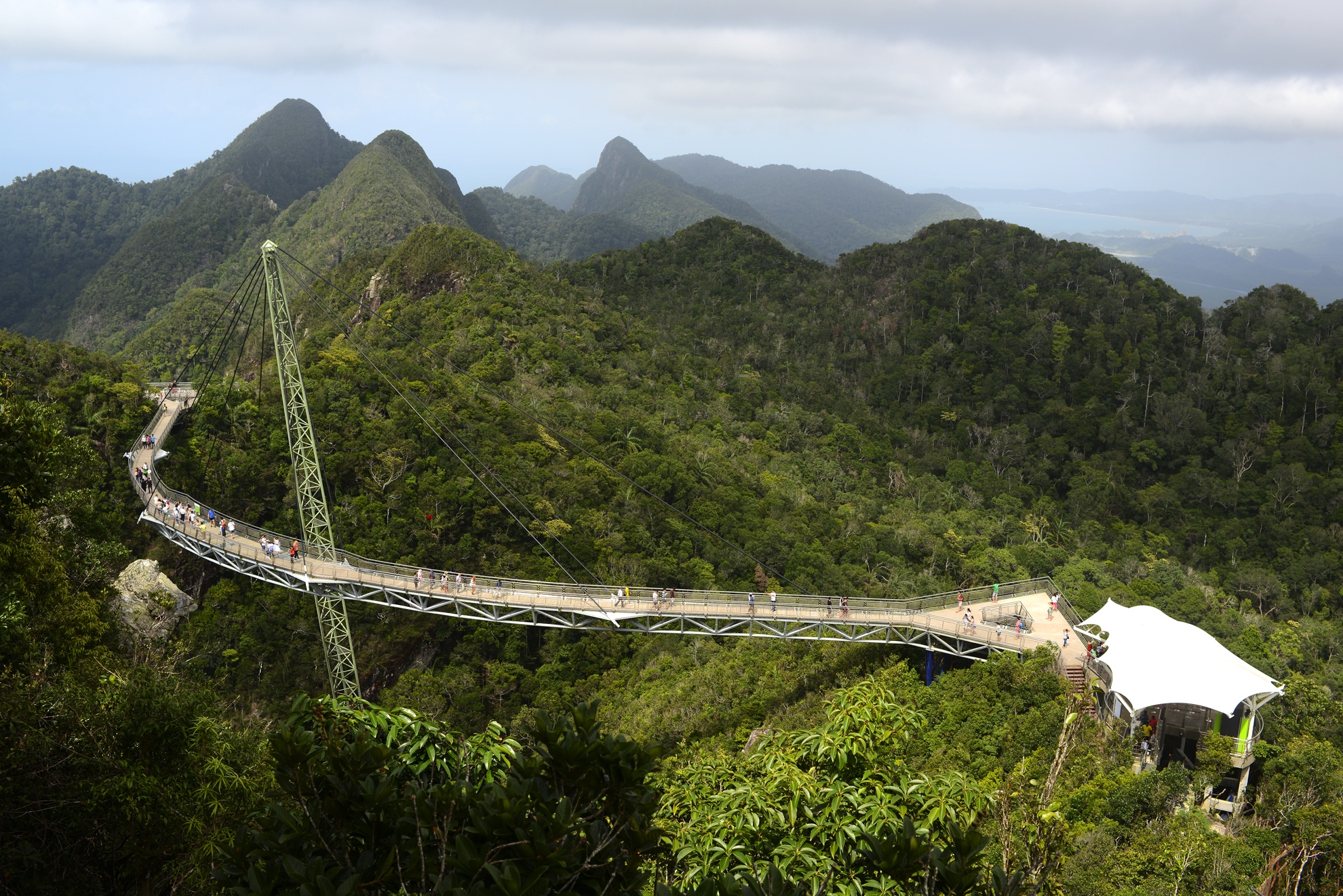 Cau treo giua troi noi hai dinh nui anh 5