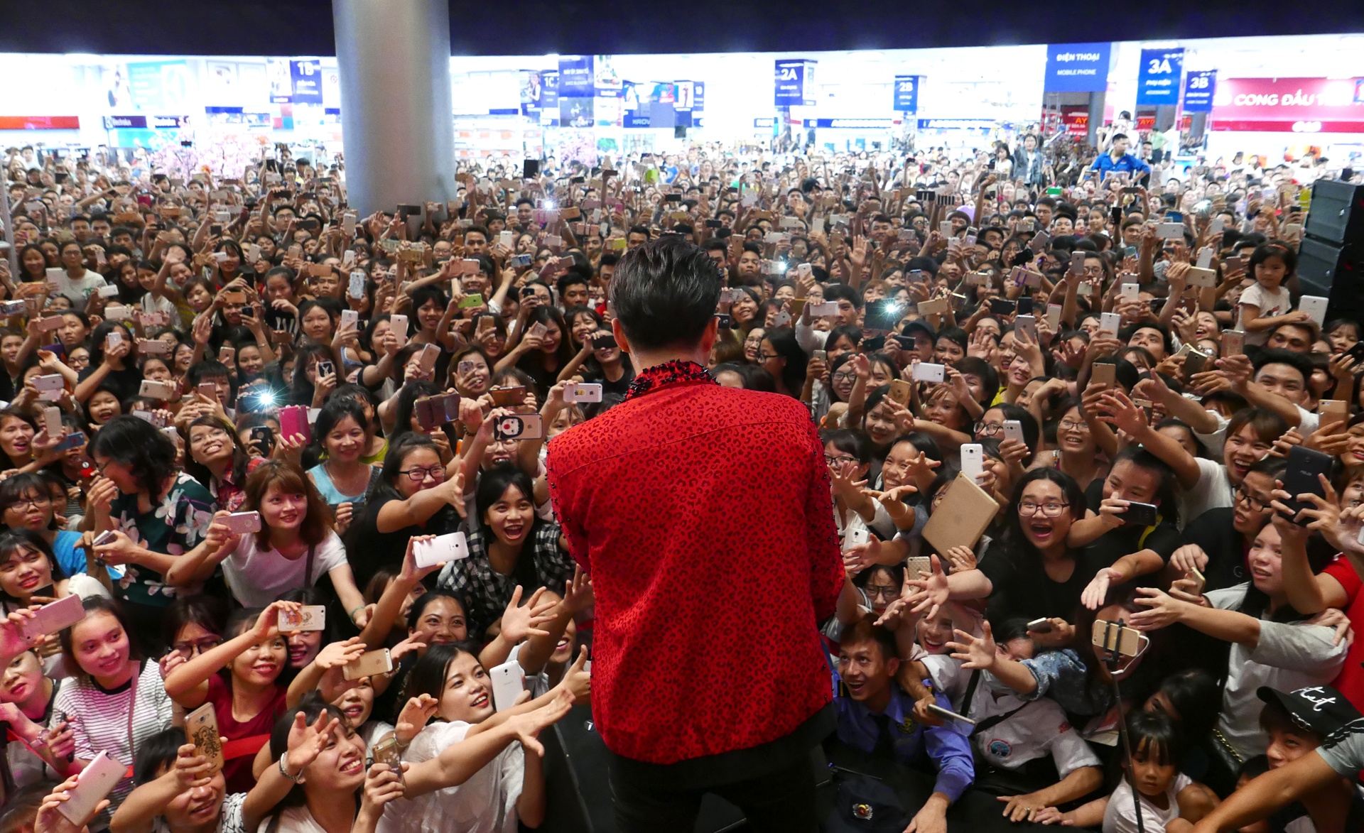 Fan chen lan de gap Noo Phuoc Thinh anh 12