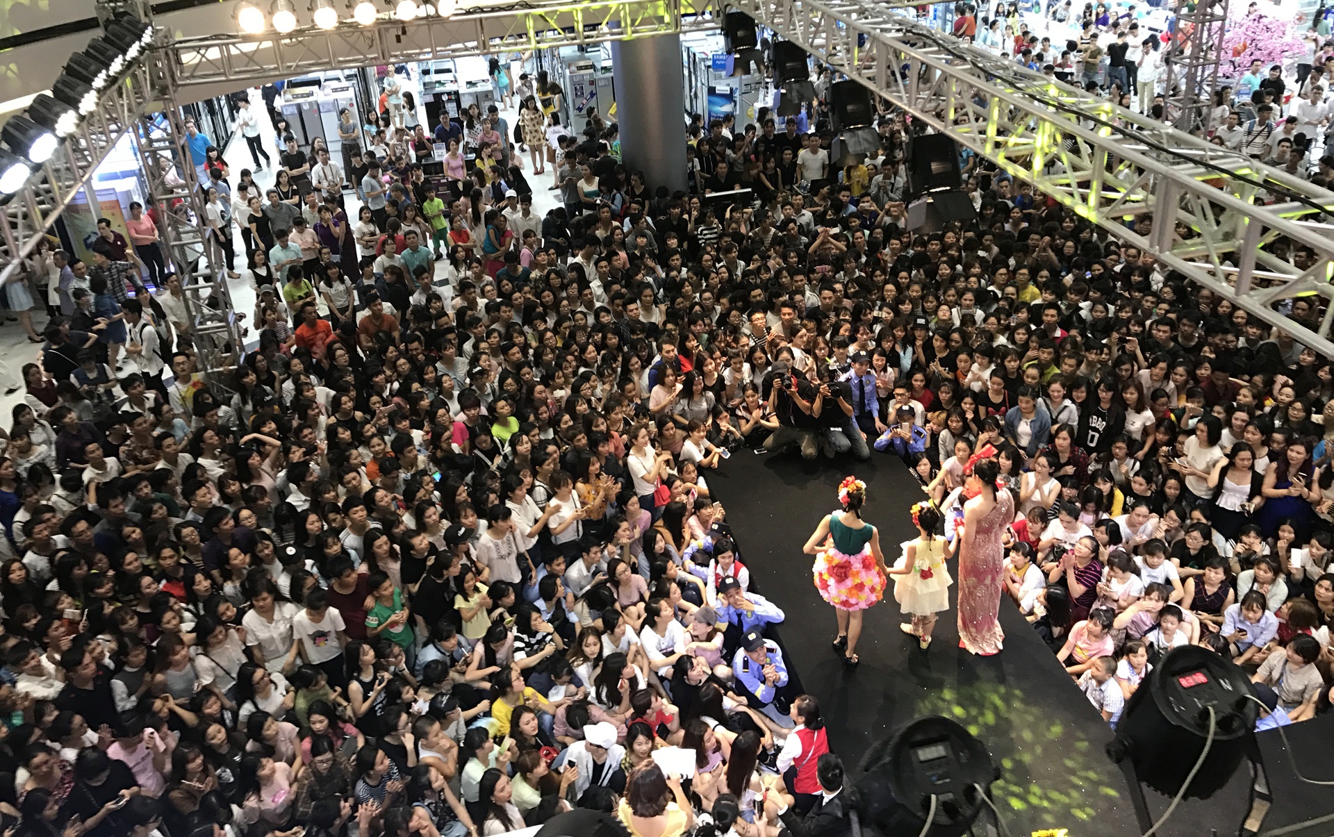 Fan chen lan de gap Noo Phuoc Thinh anh 1