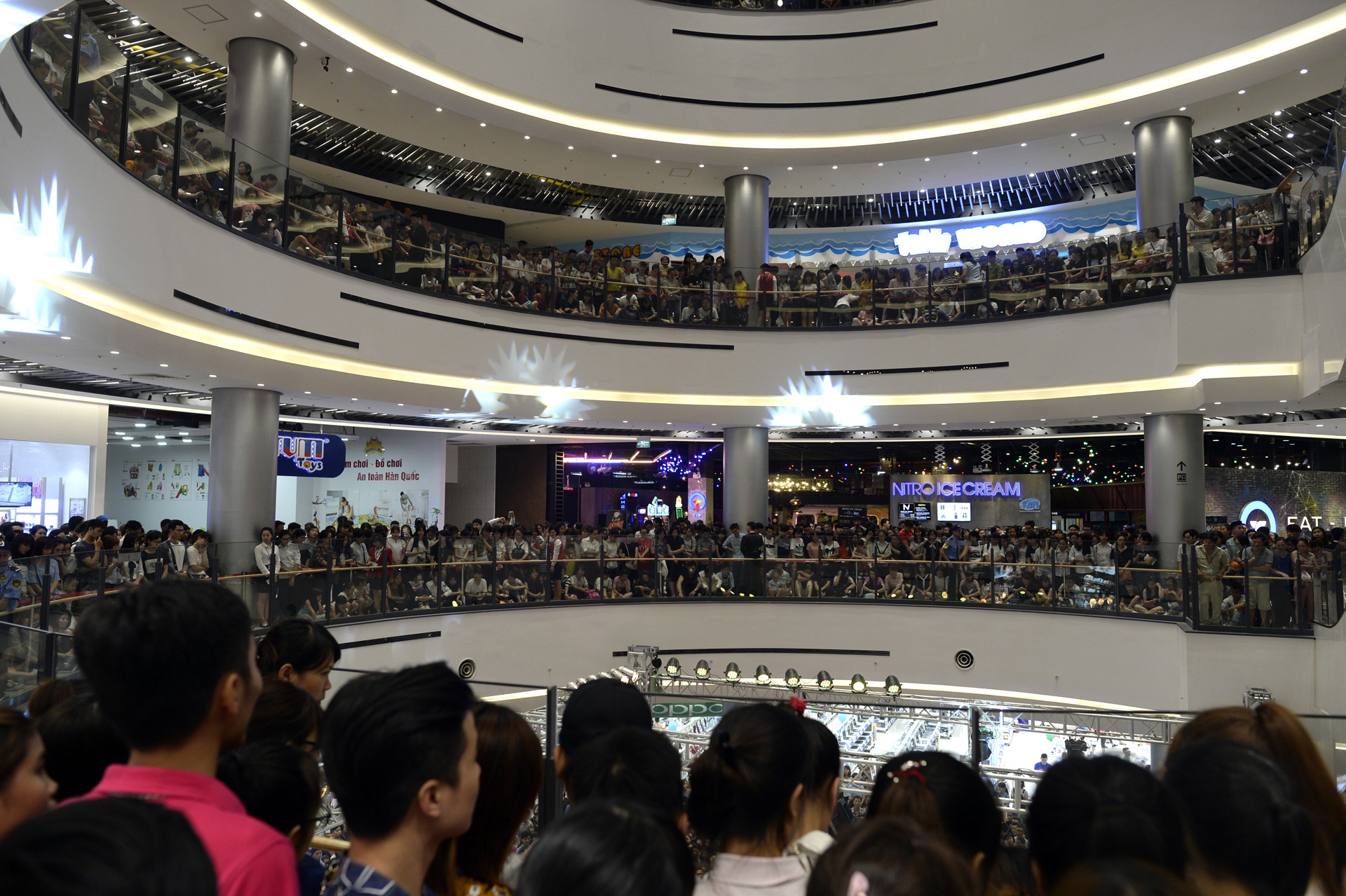 Fan chen lan de gap Noo Phuoc Thinh anh 2