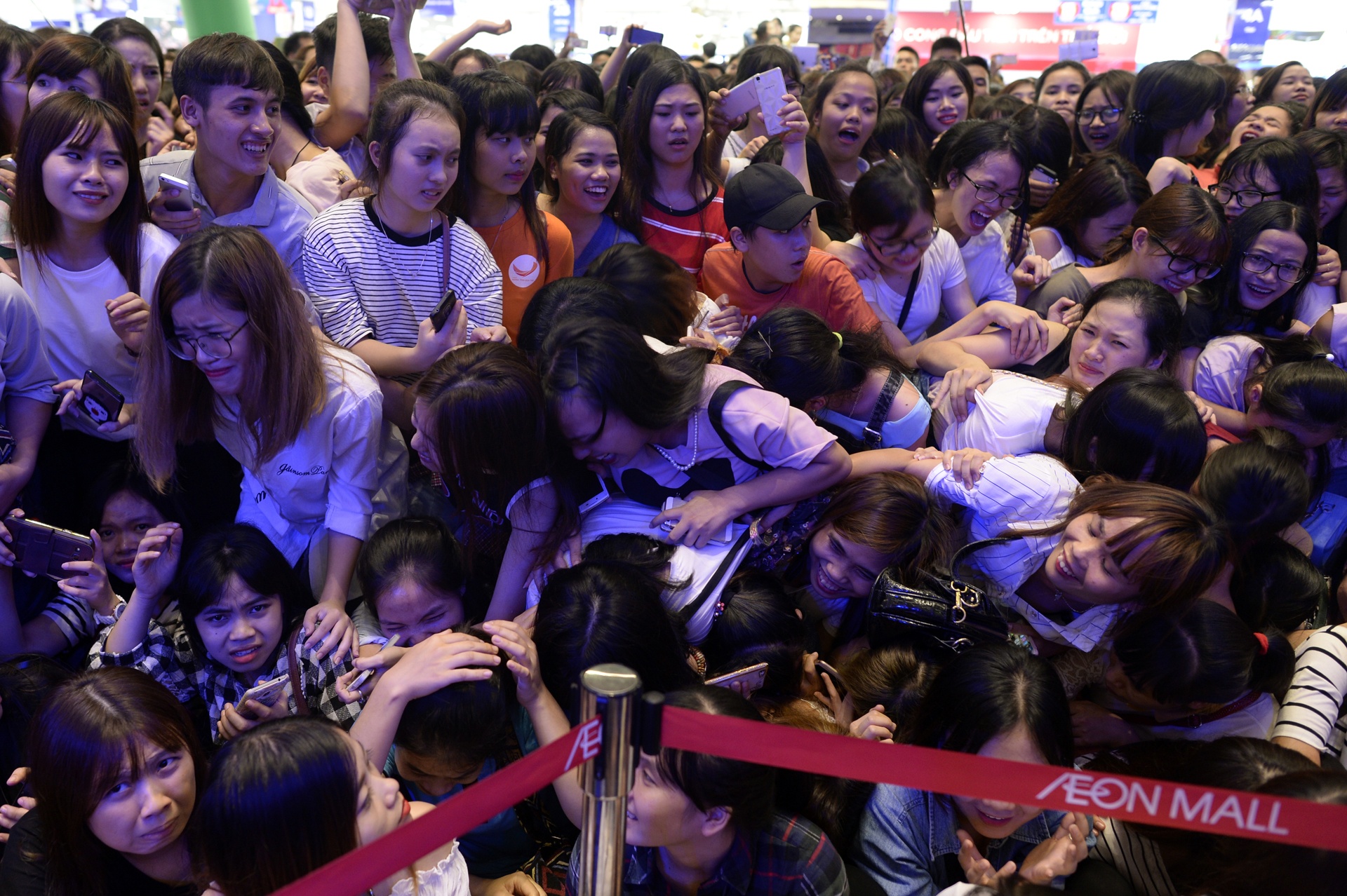 Fan chen lan de gap Noo Phuoc Thinh anh 6