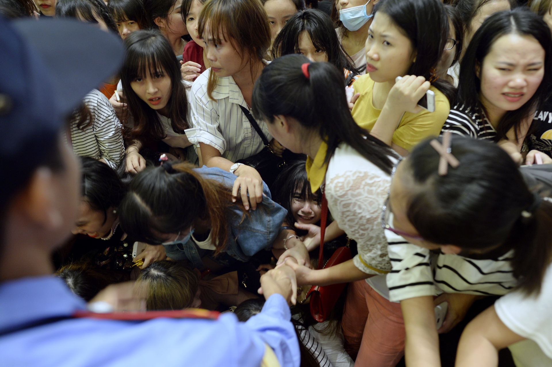 Fan chen lan den nghet tho de nhin Noo Phuoc Thinh hinh anh