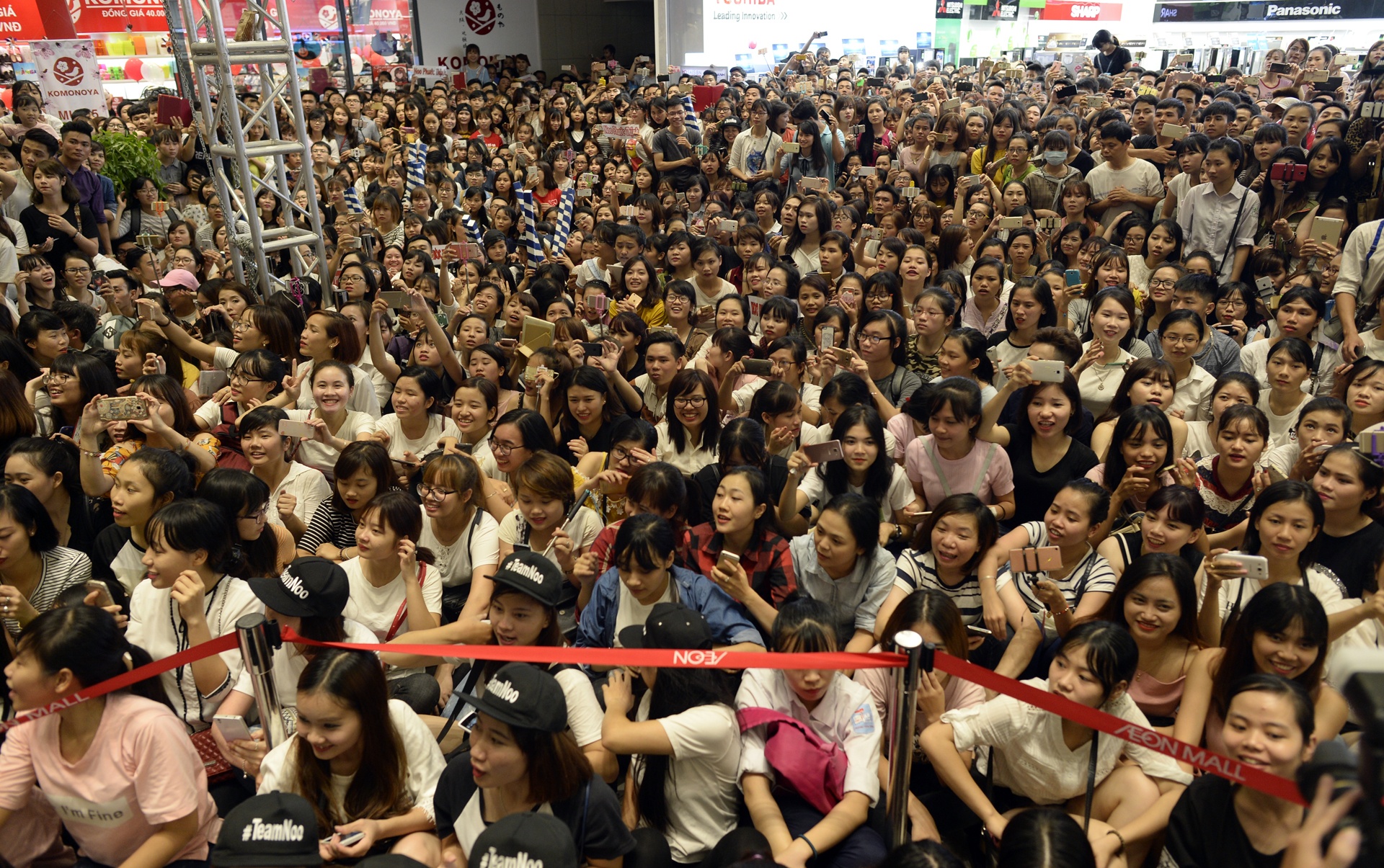 Fan chen lan de gap Noo Phuoc Thinh anh 3