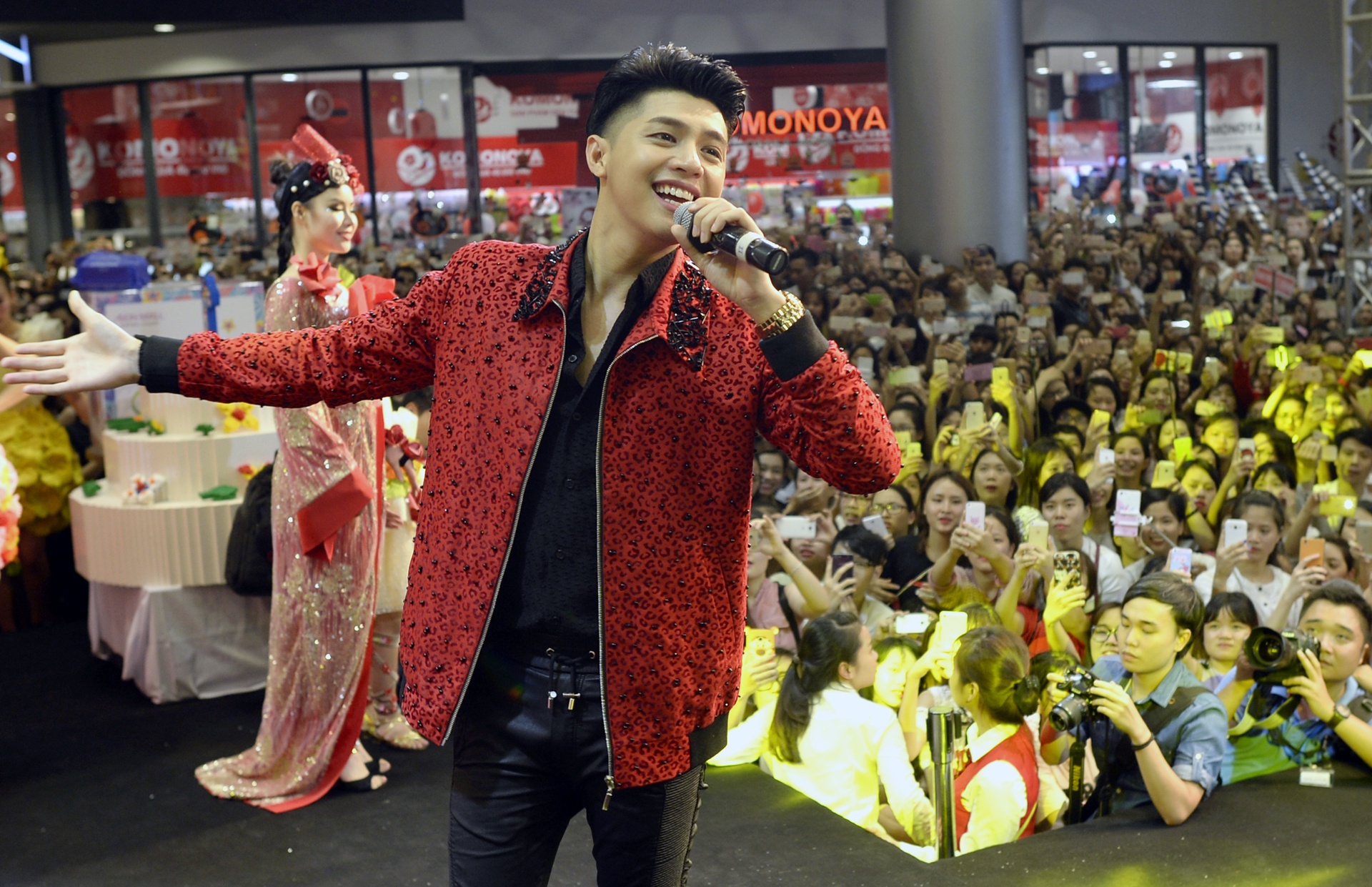 Fan chen lan de gap Noo Phuoc Thinh anh 11