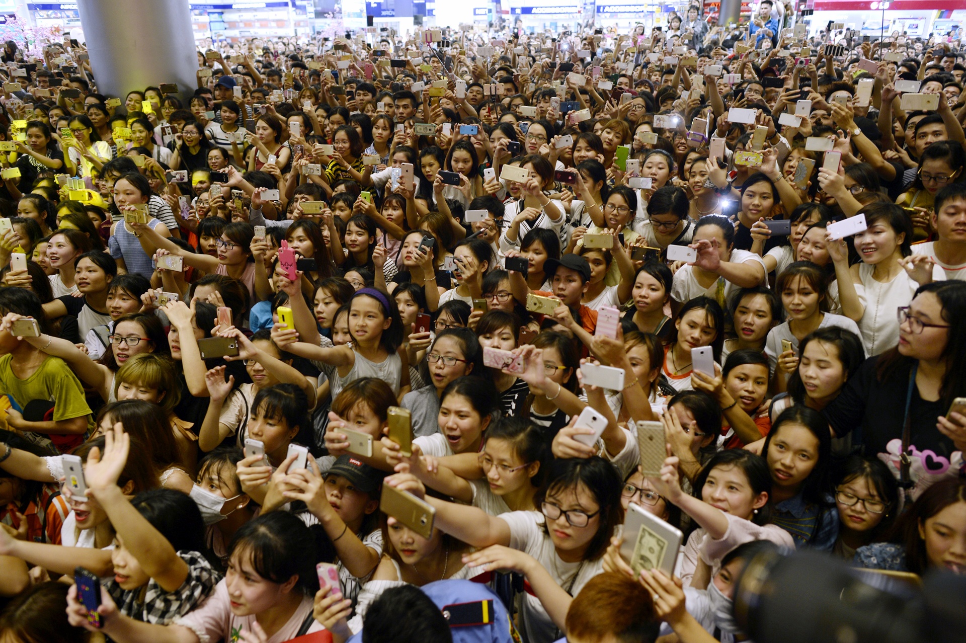 Fan chen lan de gap Noo Phuoc Thinh anh 5