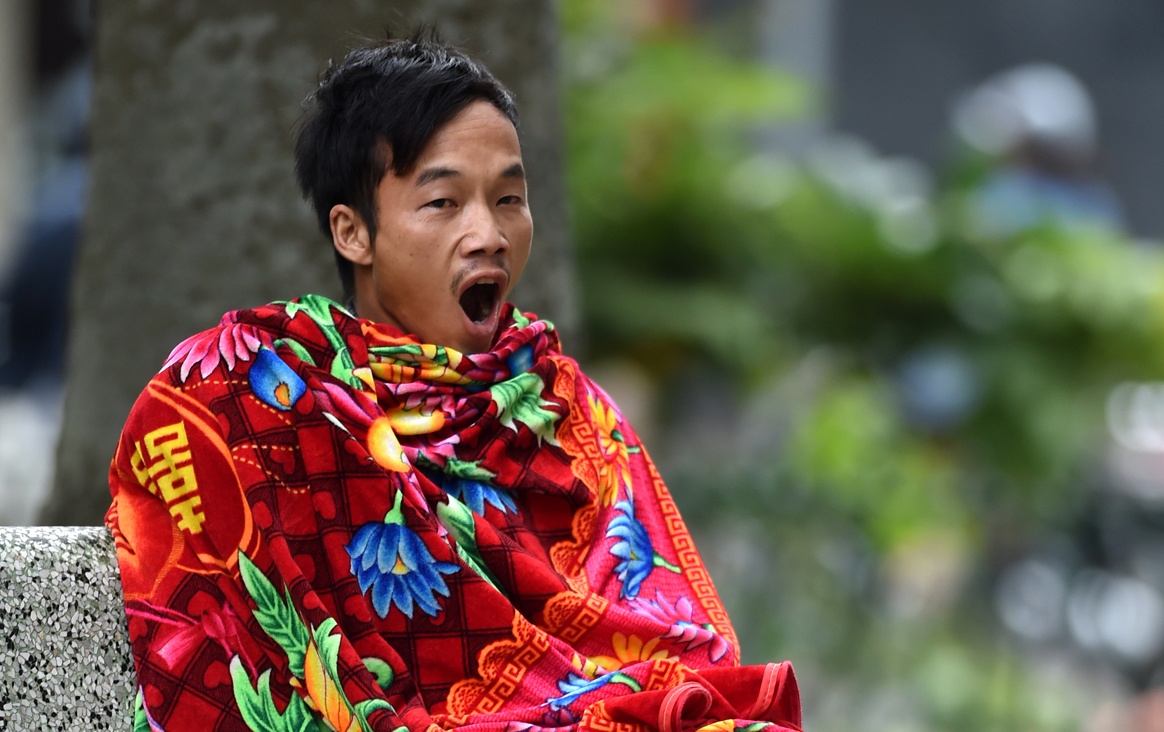 Quang chan ra duong trong gio lanh 20 do C hinh anh