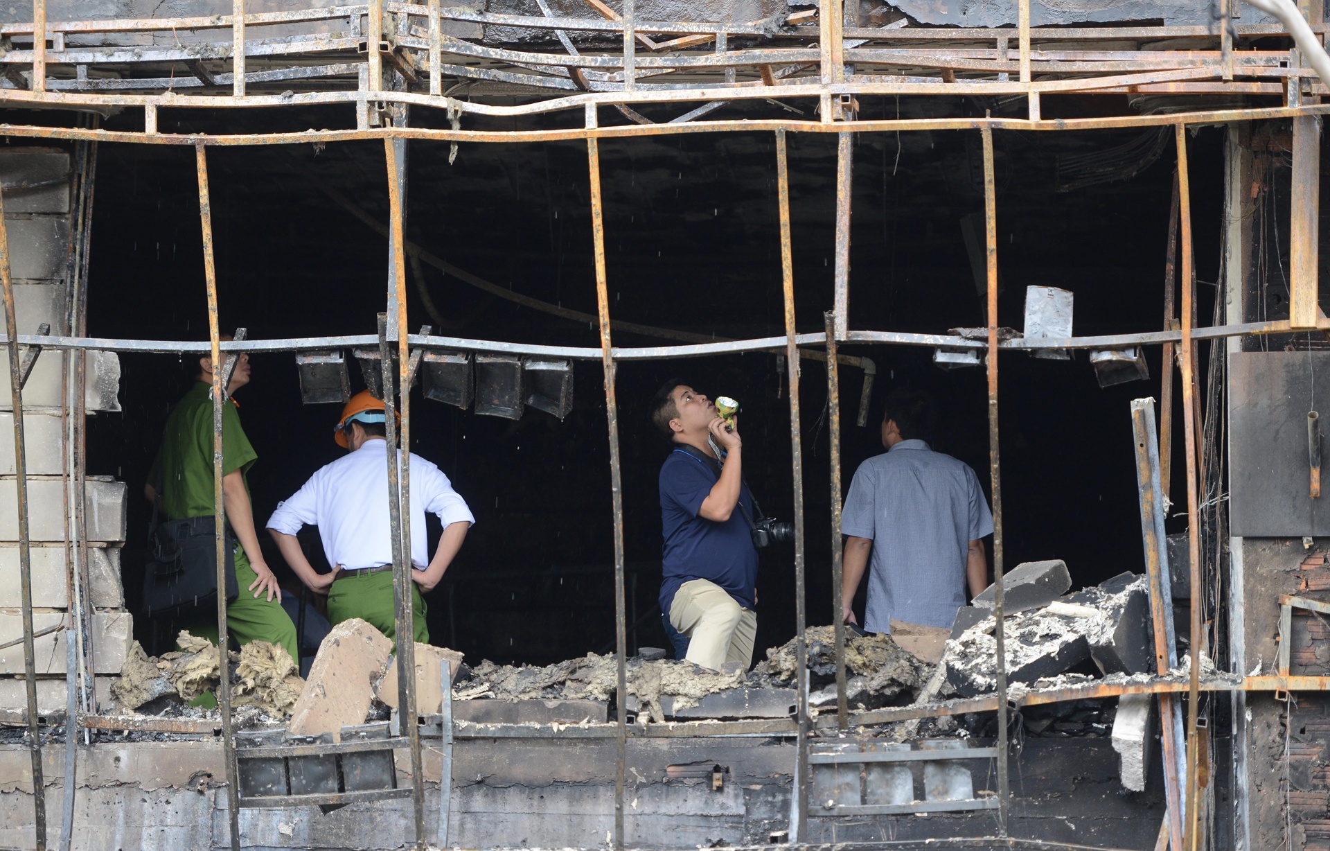 Hiện trường đám cháy Karaoke 13 người chết ảnh 17 Hien truong dam chay Karaoke 13 nguoi chet anh 17