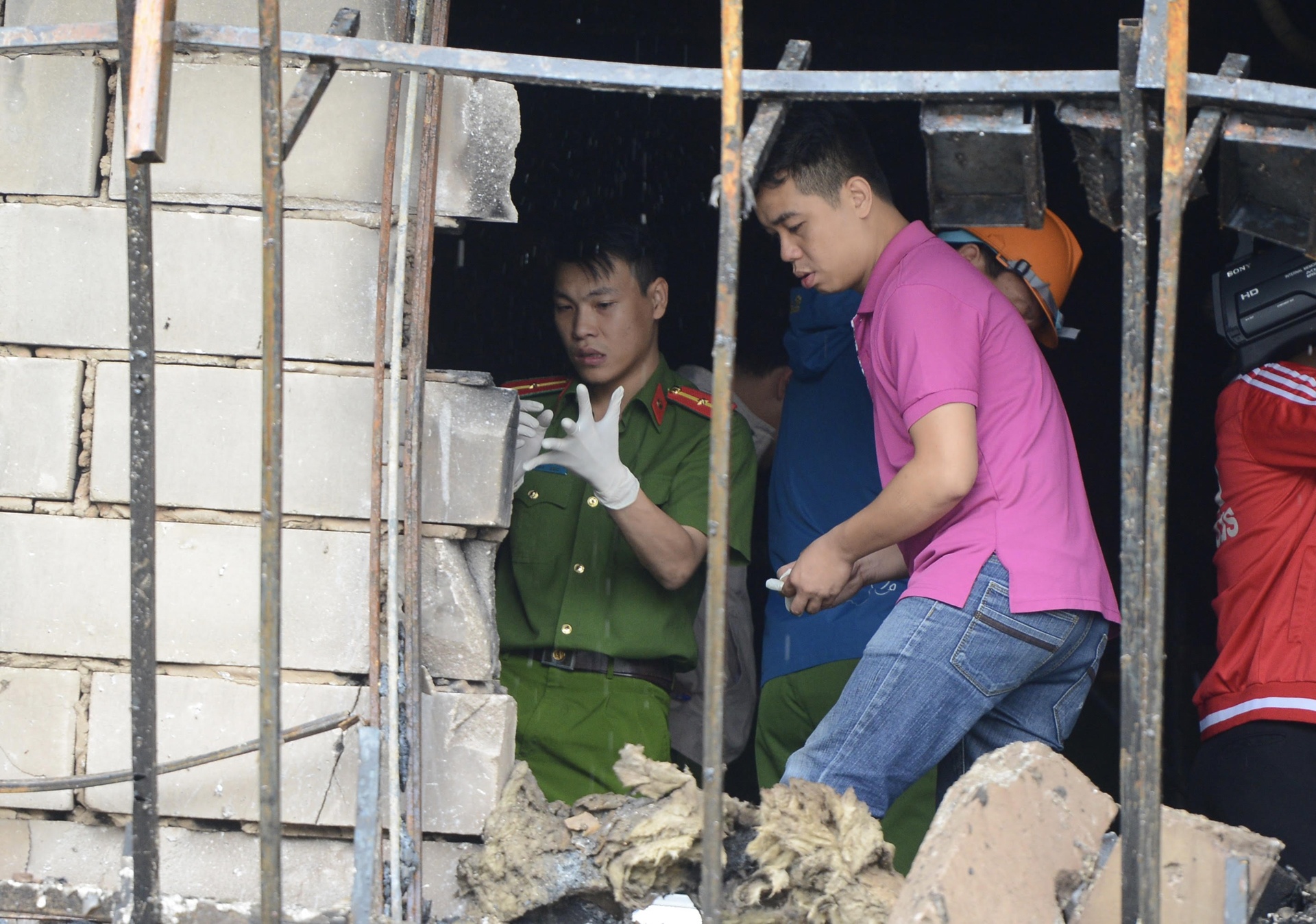 Hiện trường đám cháy Karaoke 13 người chết ảnh 18 Hien truong dam chay Karaoke 13 nguoi chet anh 18