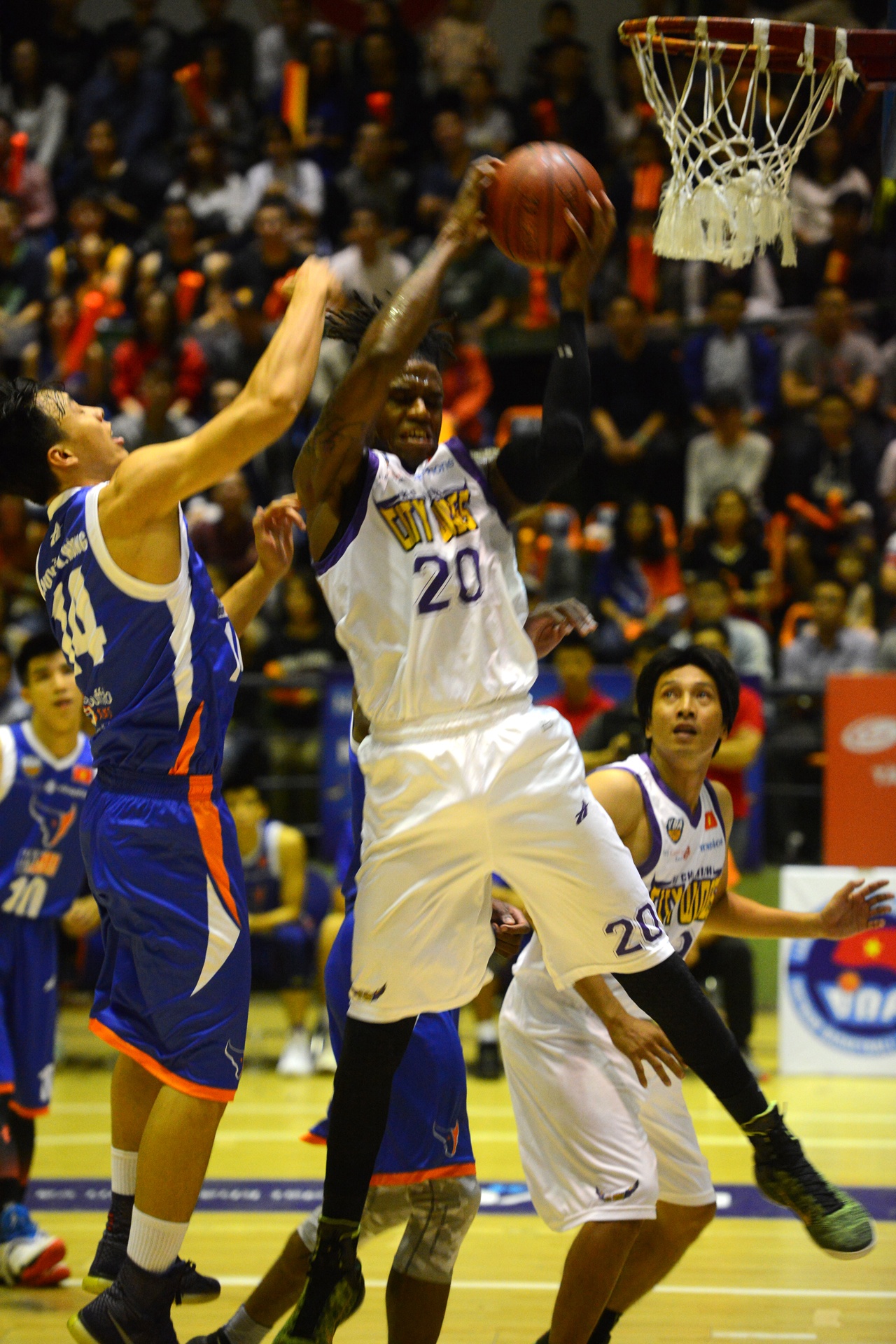 HN Buffloes the play off tren san nha anh 7