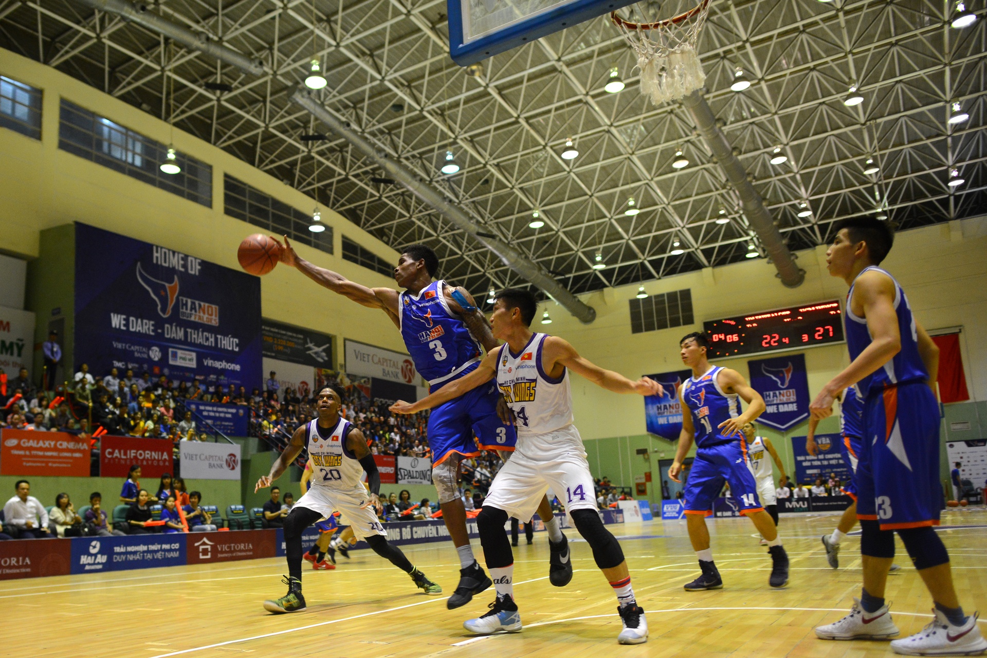 HN Buffloes the play off tren san nha anh 6