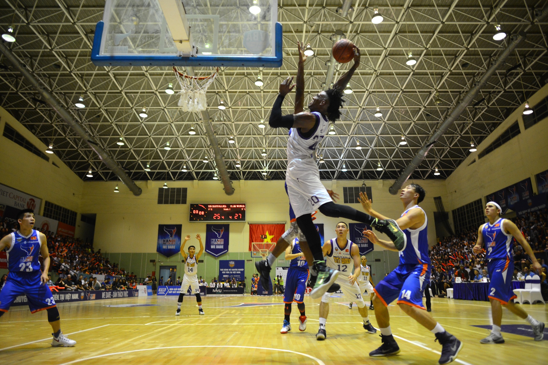 HN Buffloes the play off tren san nha anh 18