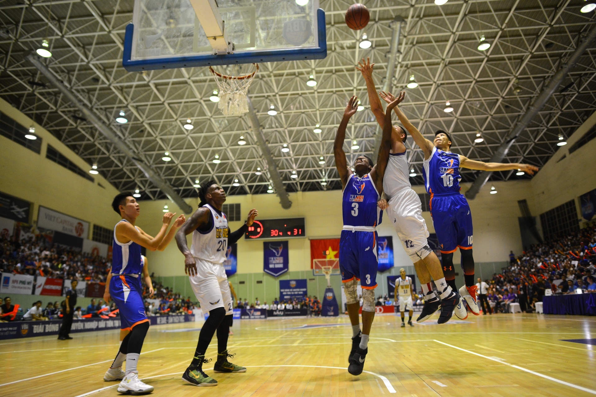 HN Buffloes the play off tren san nha anh 1