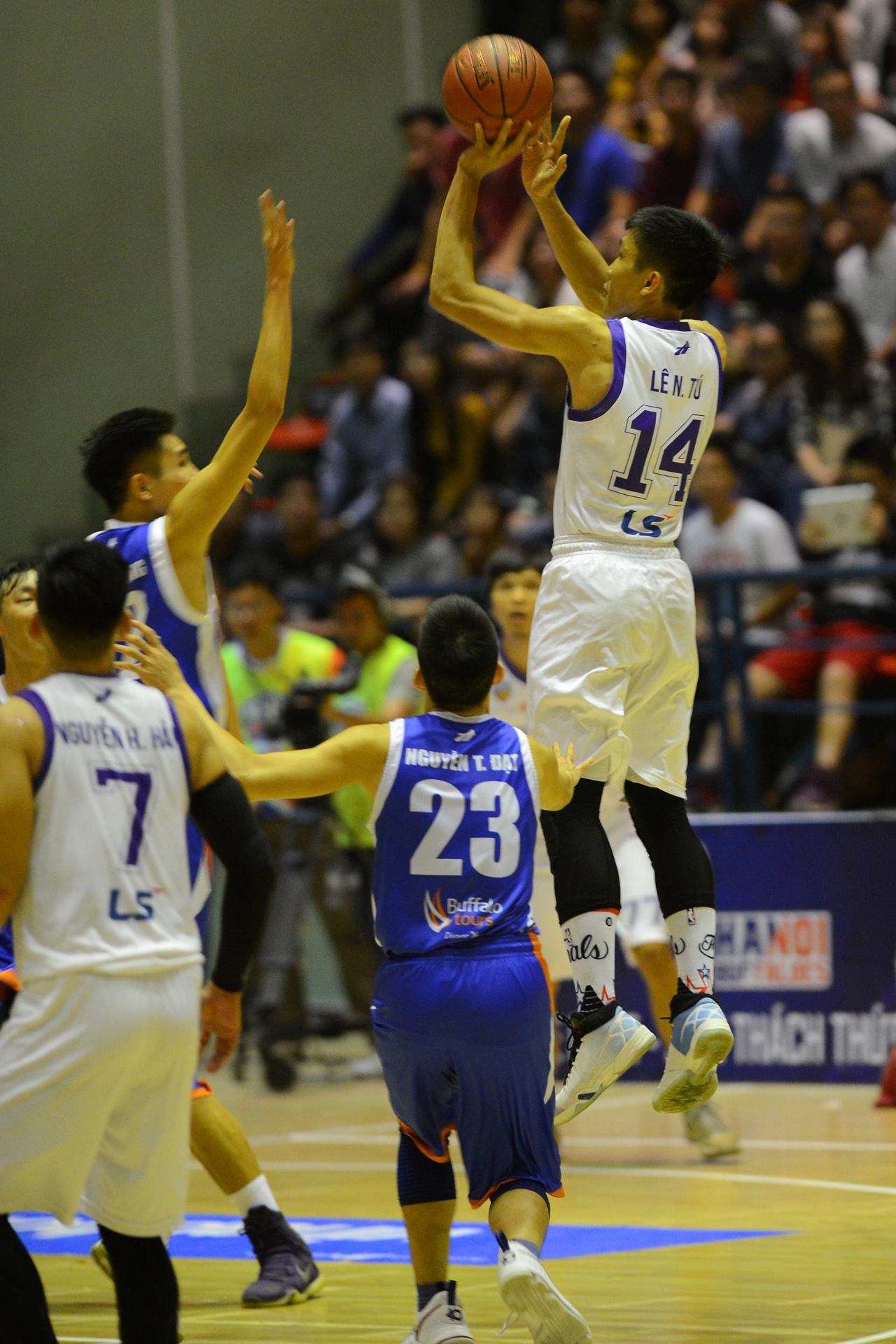 HN Buffloes the play off tren san nha anh 5