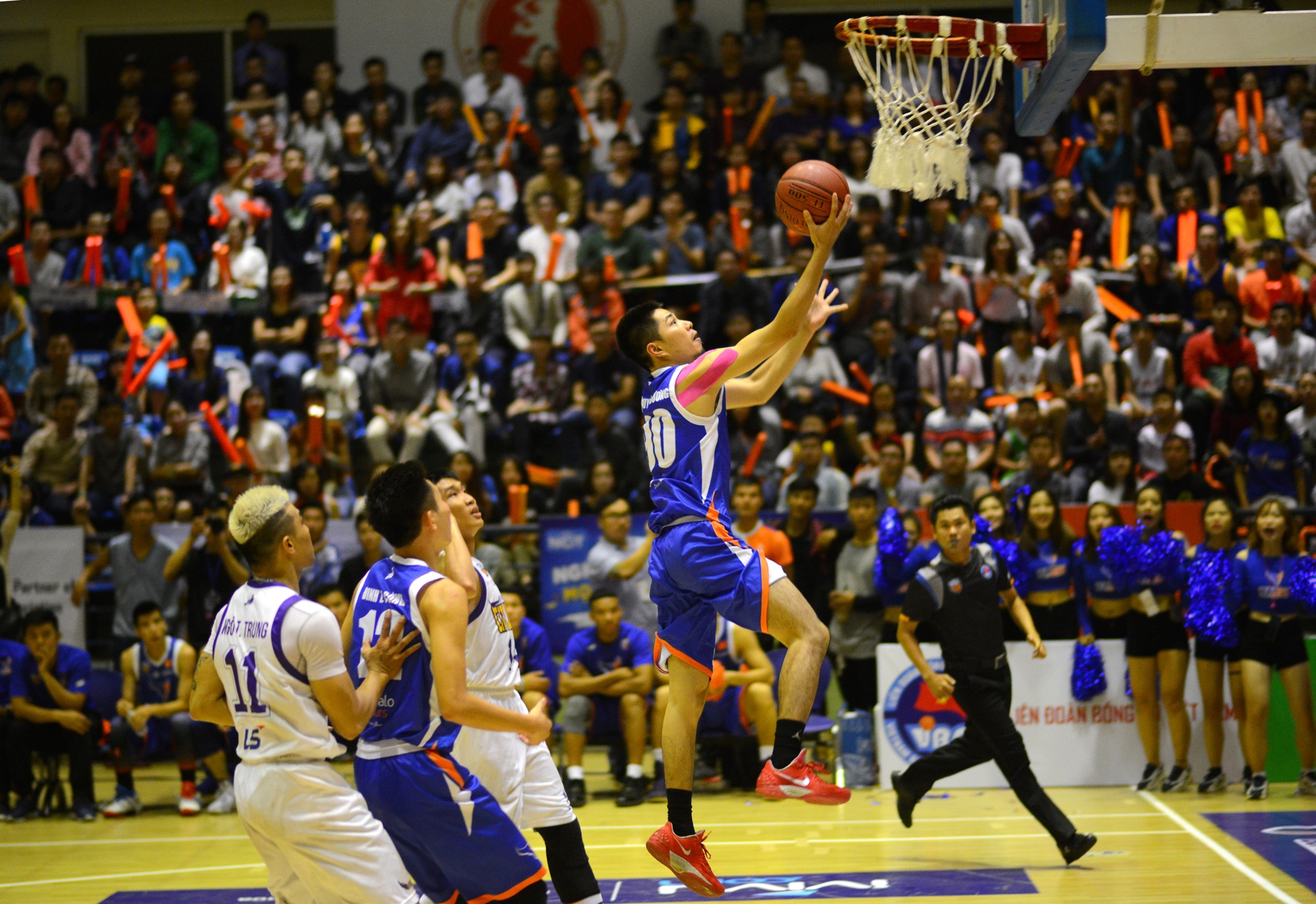 HN Buffloes the play off tren san nha anh 3