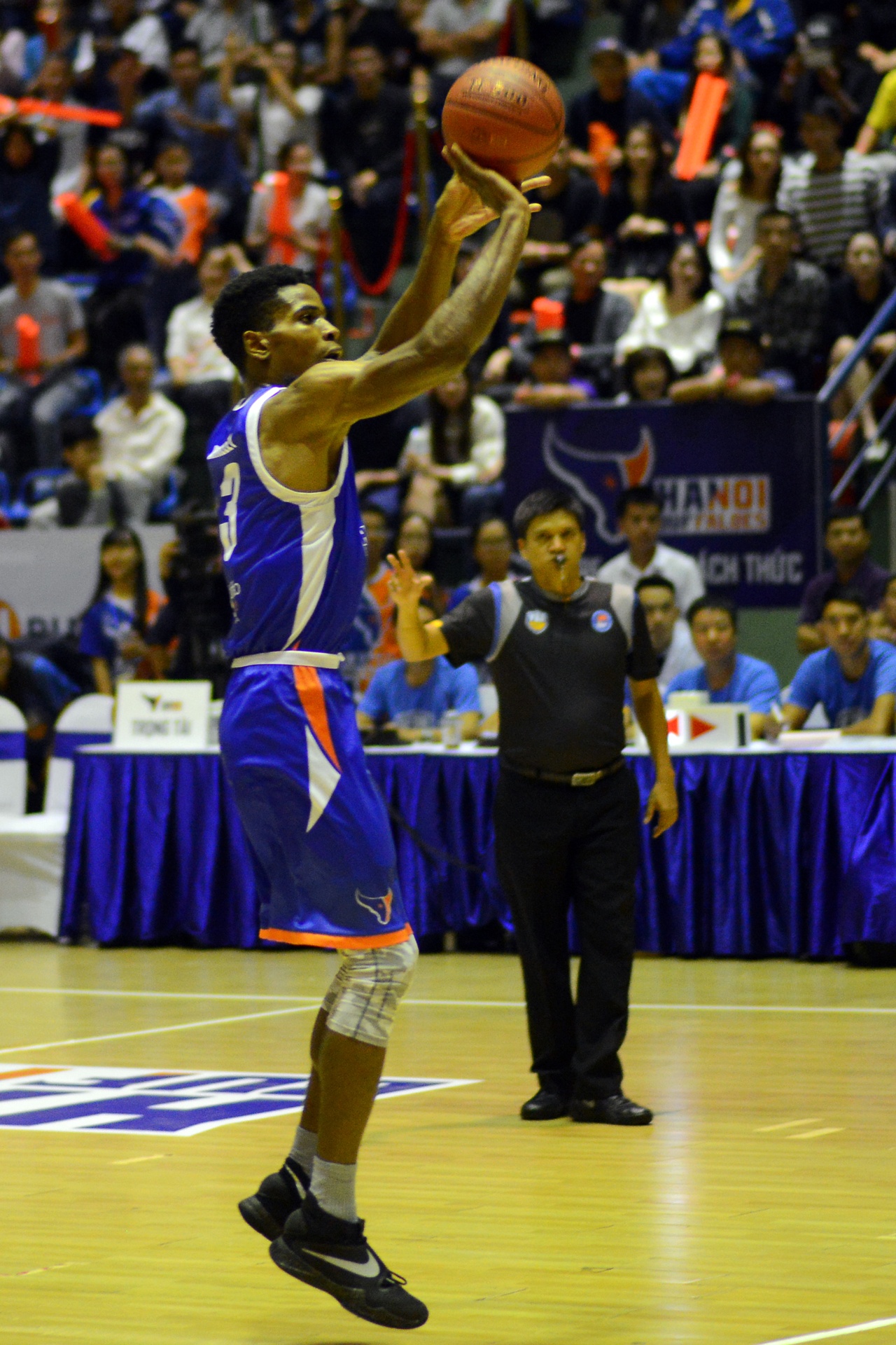 HN Buffloes the play off tren san nha anh 17