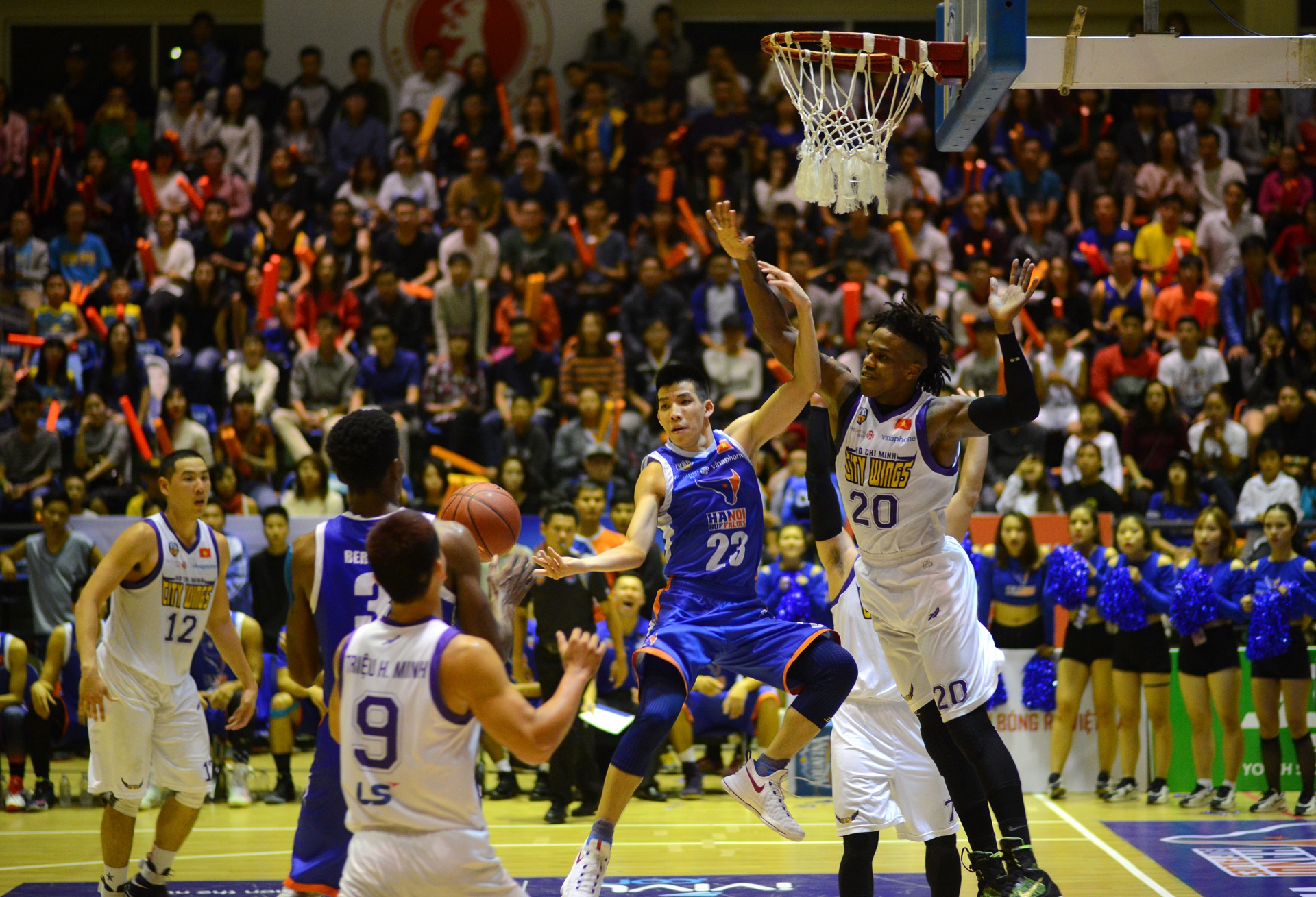 HN Buffloes the play off tren san nha anh 8